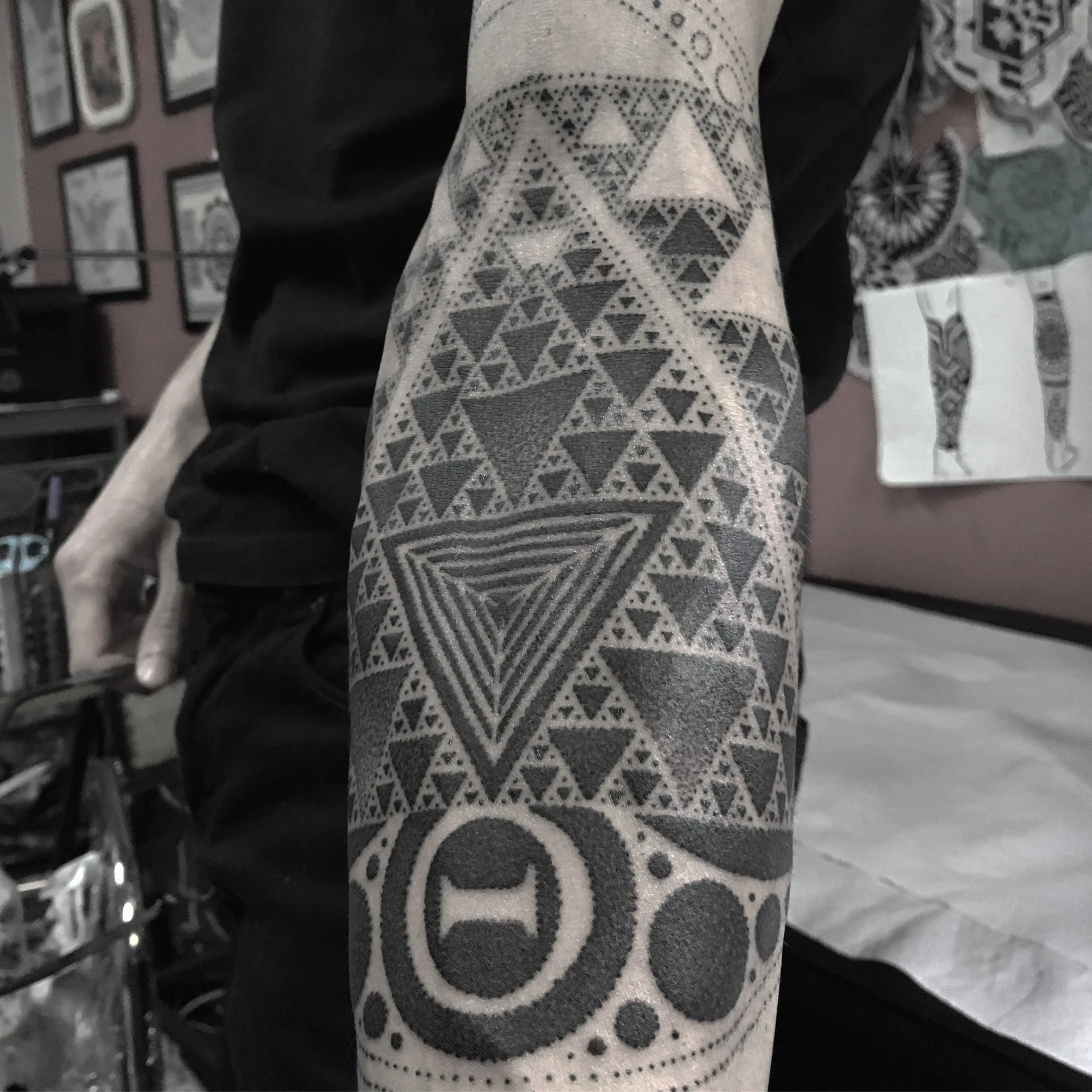 Tatouage Dotwork Avant Bras Triangles – Le Nouveau Labo Bordeaux