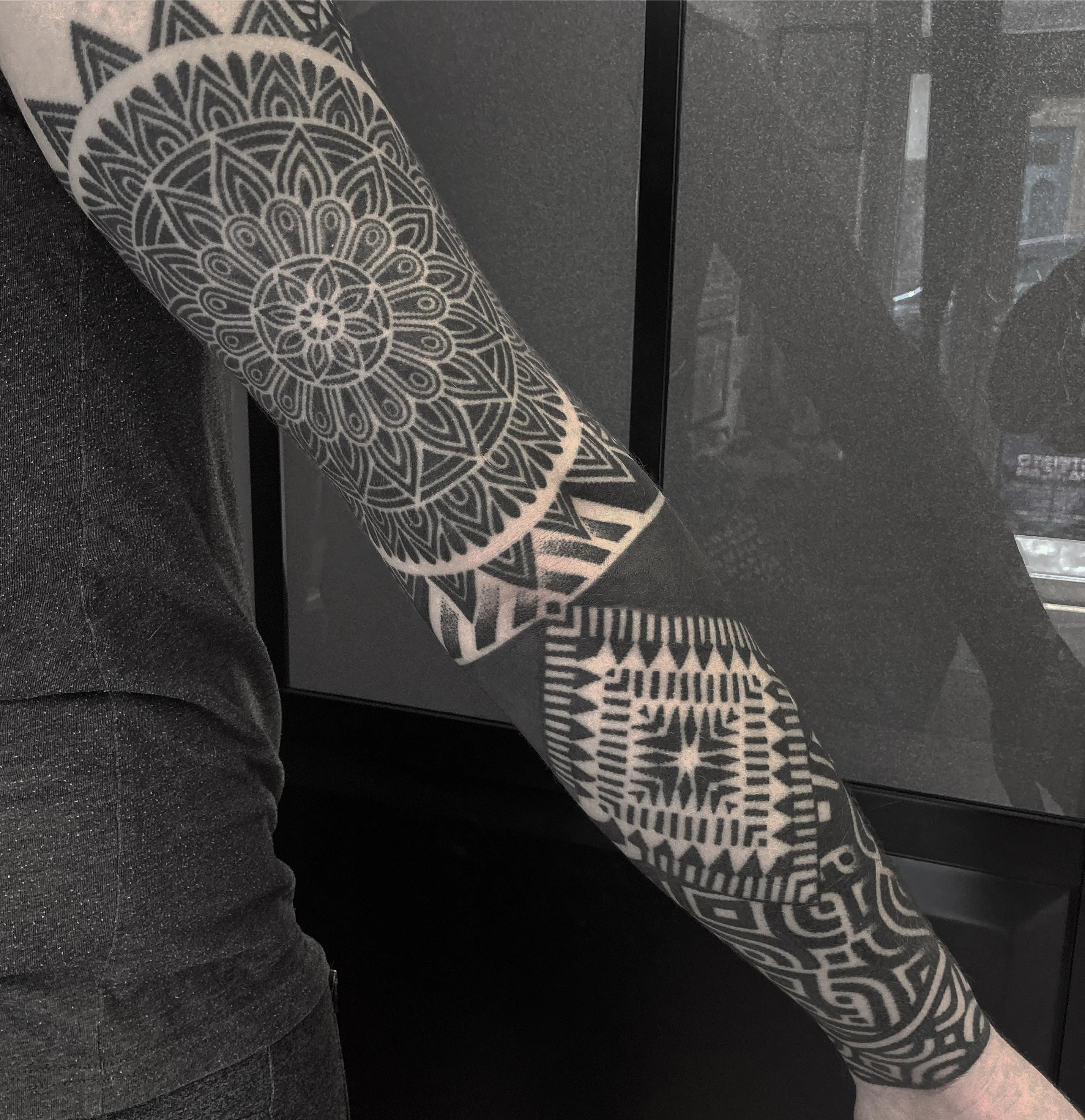 Tatouage Dotwork Bras Mandala – Le Nouveau Labo Bordeaux