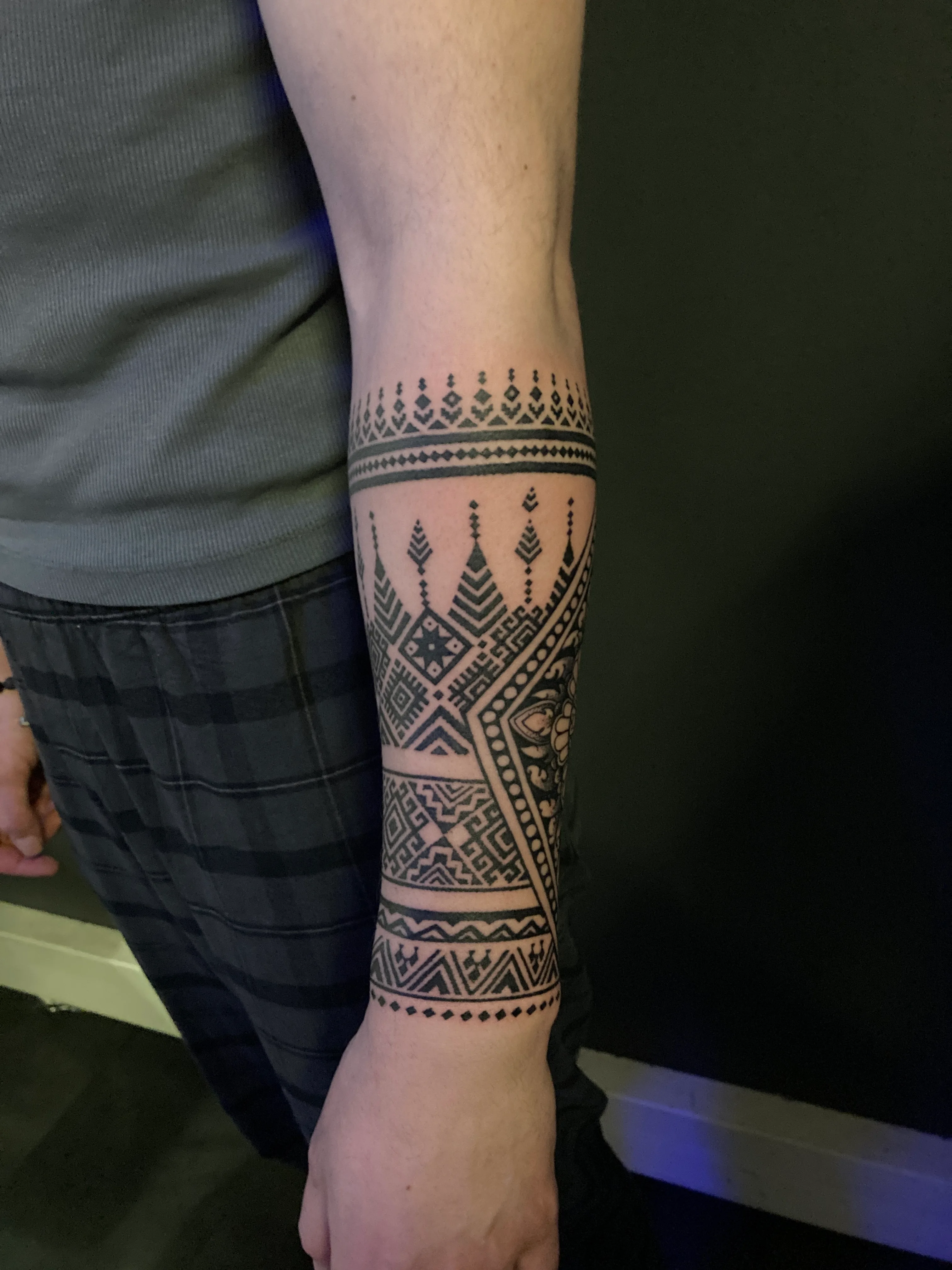 Tatouage Dotwork Dos Grand Mandala – Le Nouveau Labo Bordeaux