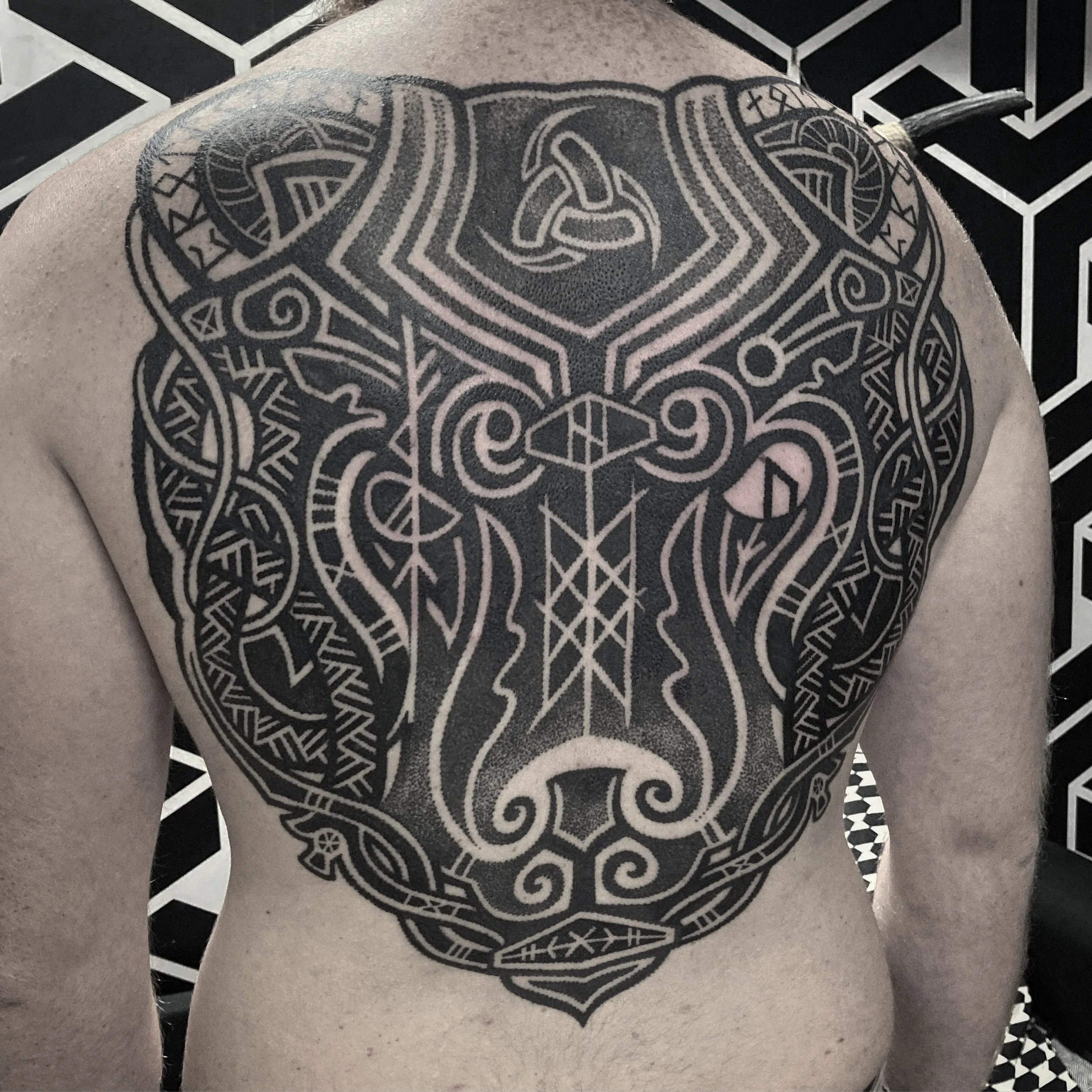 Tatouage Dotwork Dos Viking Celtique – Le Nouveau Labo Bordeaux