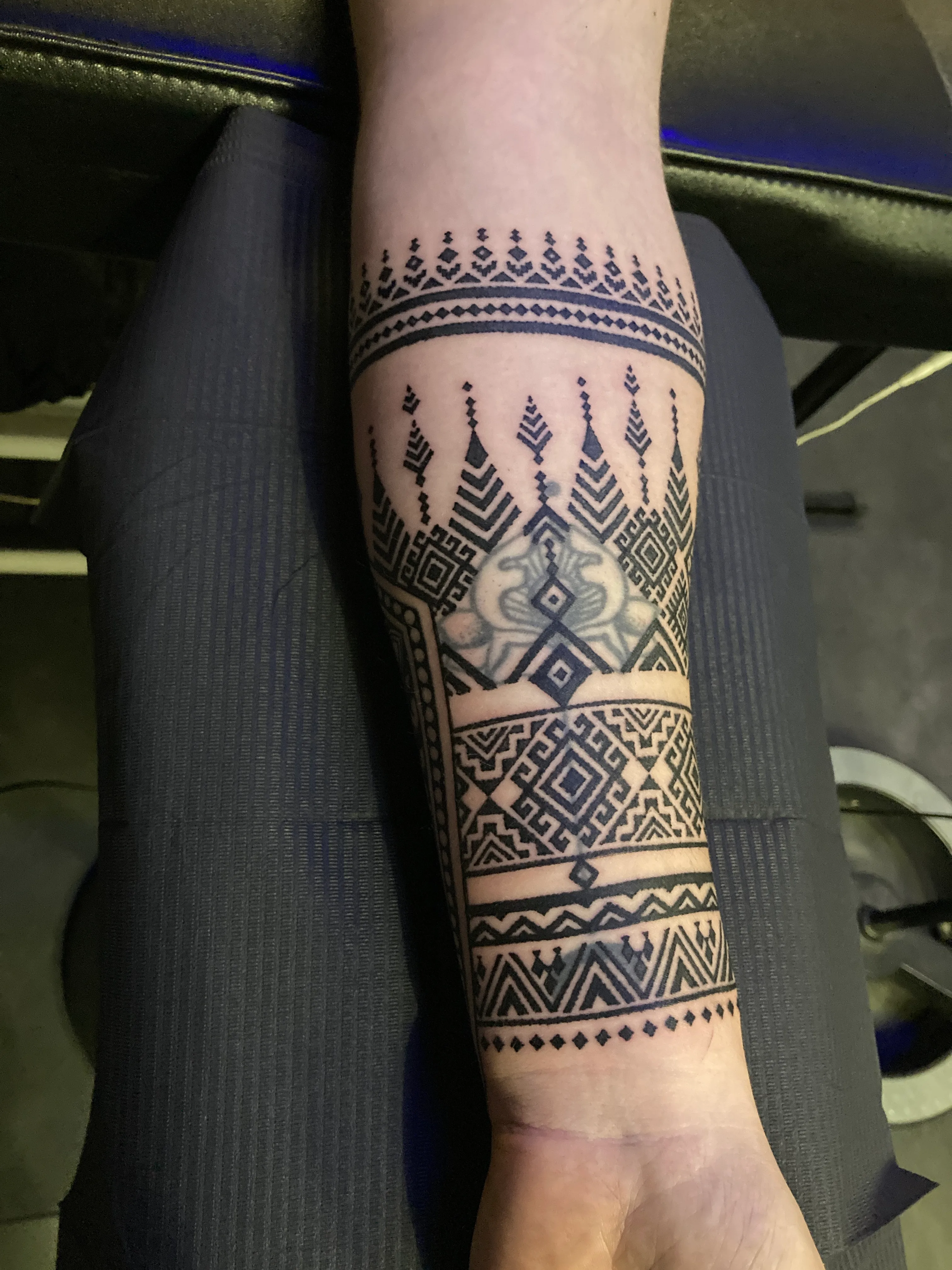 Tatouage Dotwork Epaule Mandala – Le Nouveau Labo Bordeaux