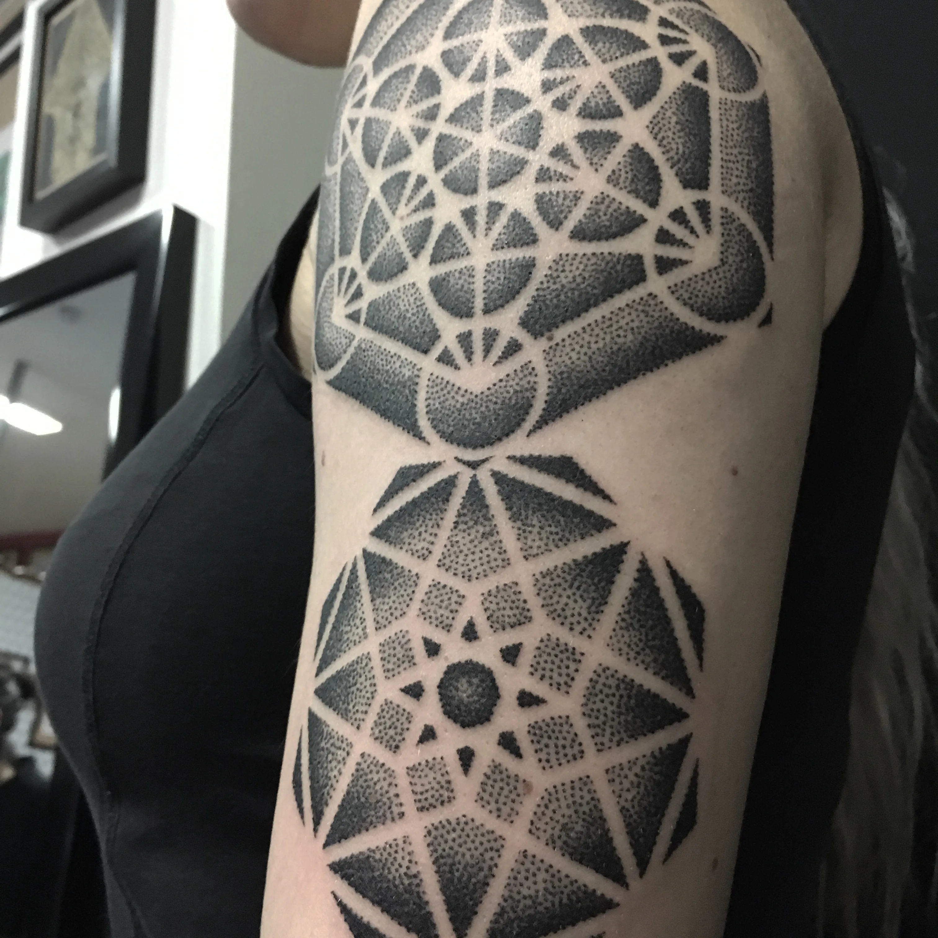 Tatouage Dotwork Poitrine Floral – Le Nouveau Labo Bordeaux