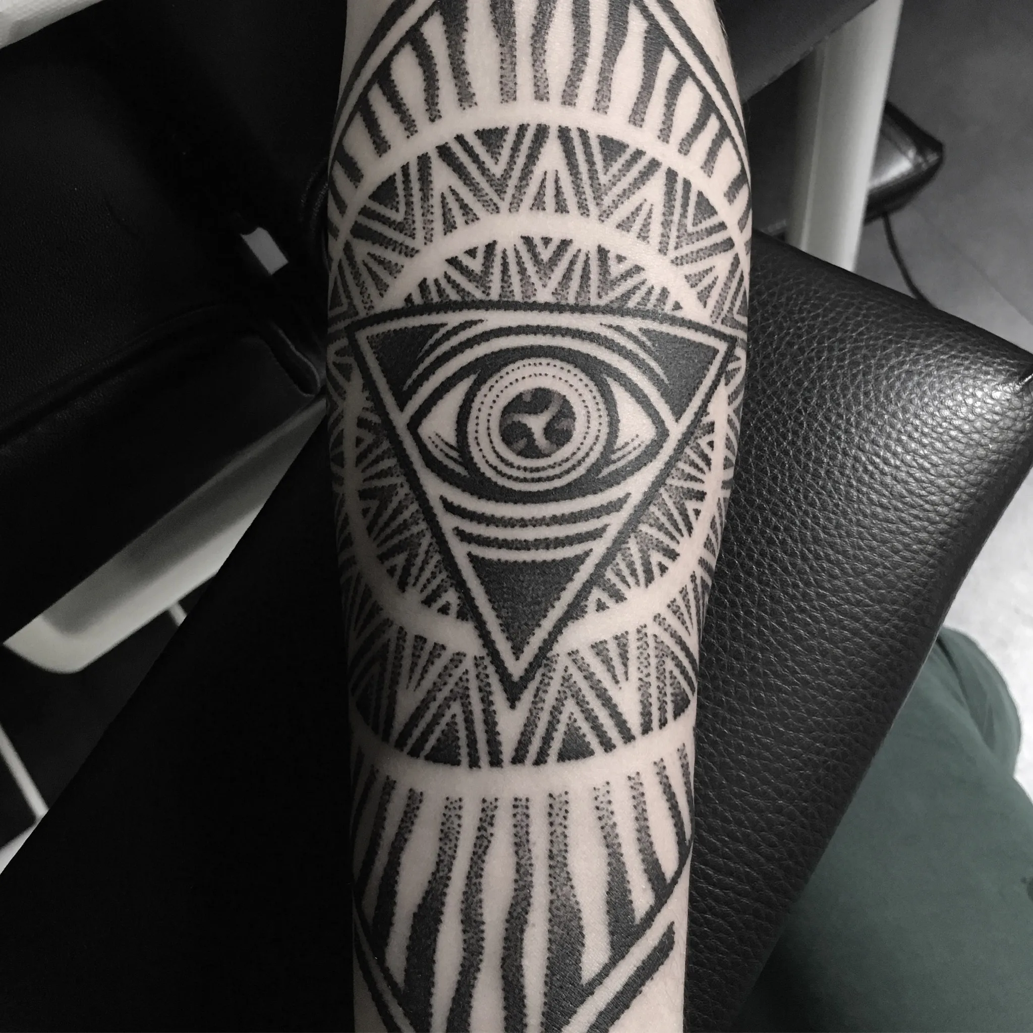 Tatouage Dotwork Torse Mandala – Le Nouveau Labo Bordeaux