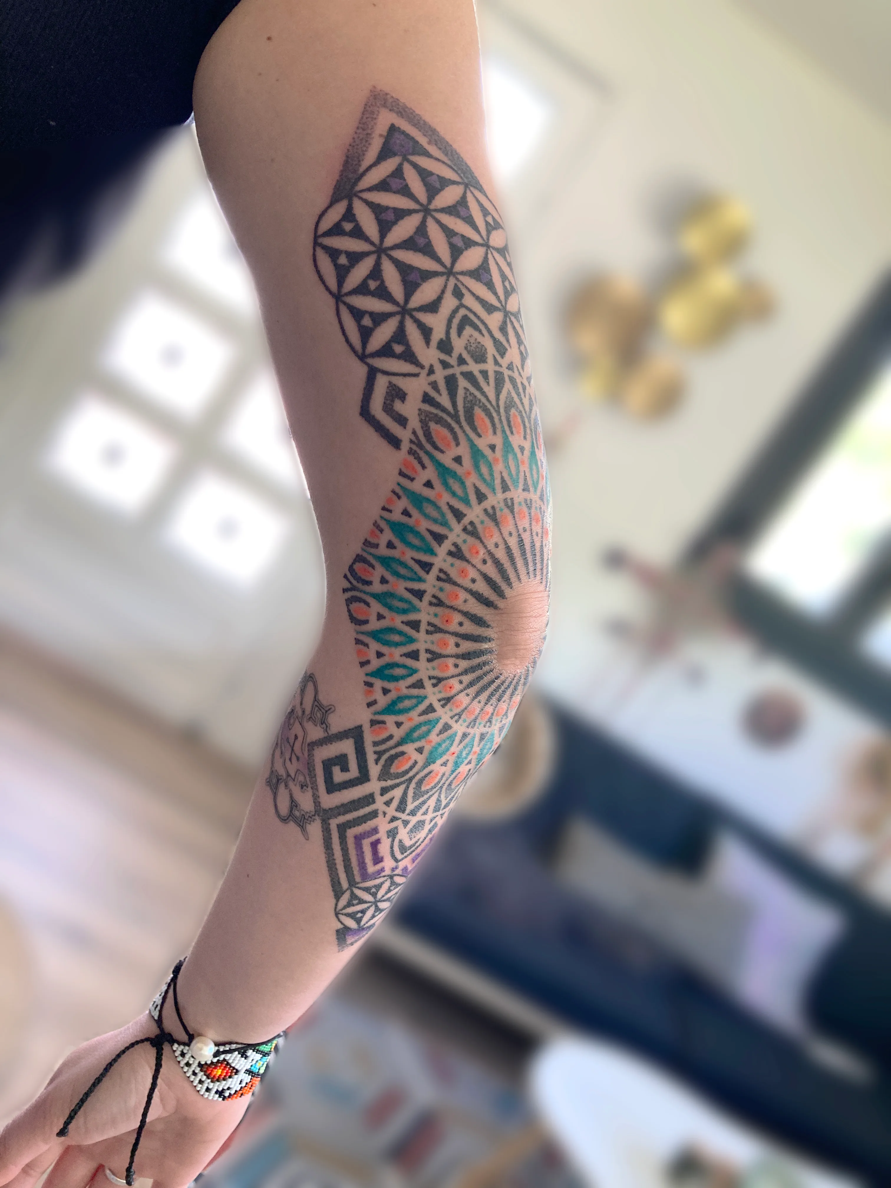 Tatouage Geometrique Couleur Bras Degradé Arc En Ciel – Le Nouveau Labo Bordeaux