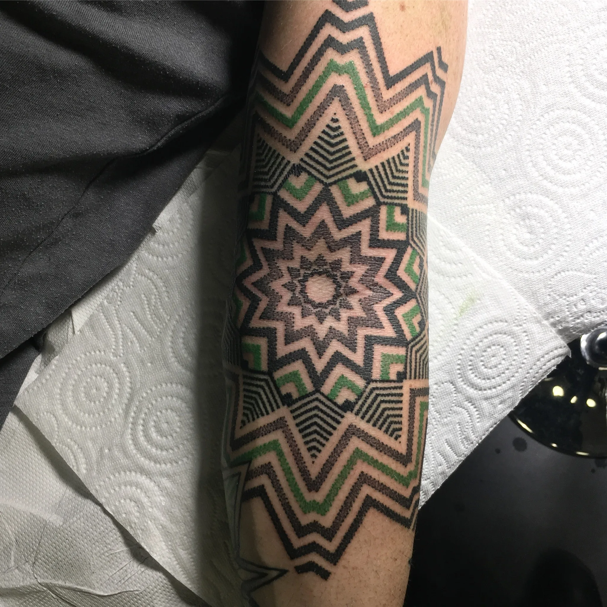 Tatouage Geometrique Couleur Bras Etoiles Multicolore – Le Nouveau Labo Bordeaux