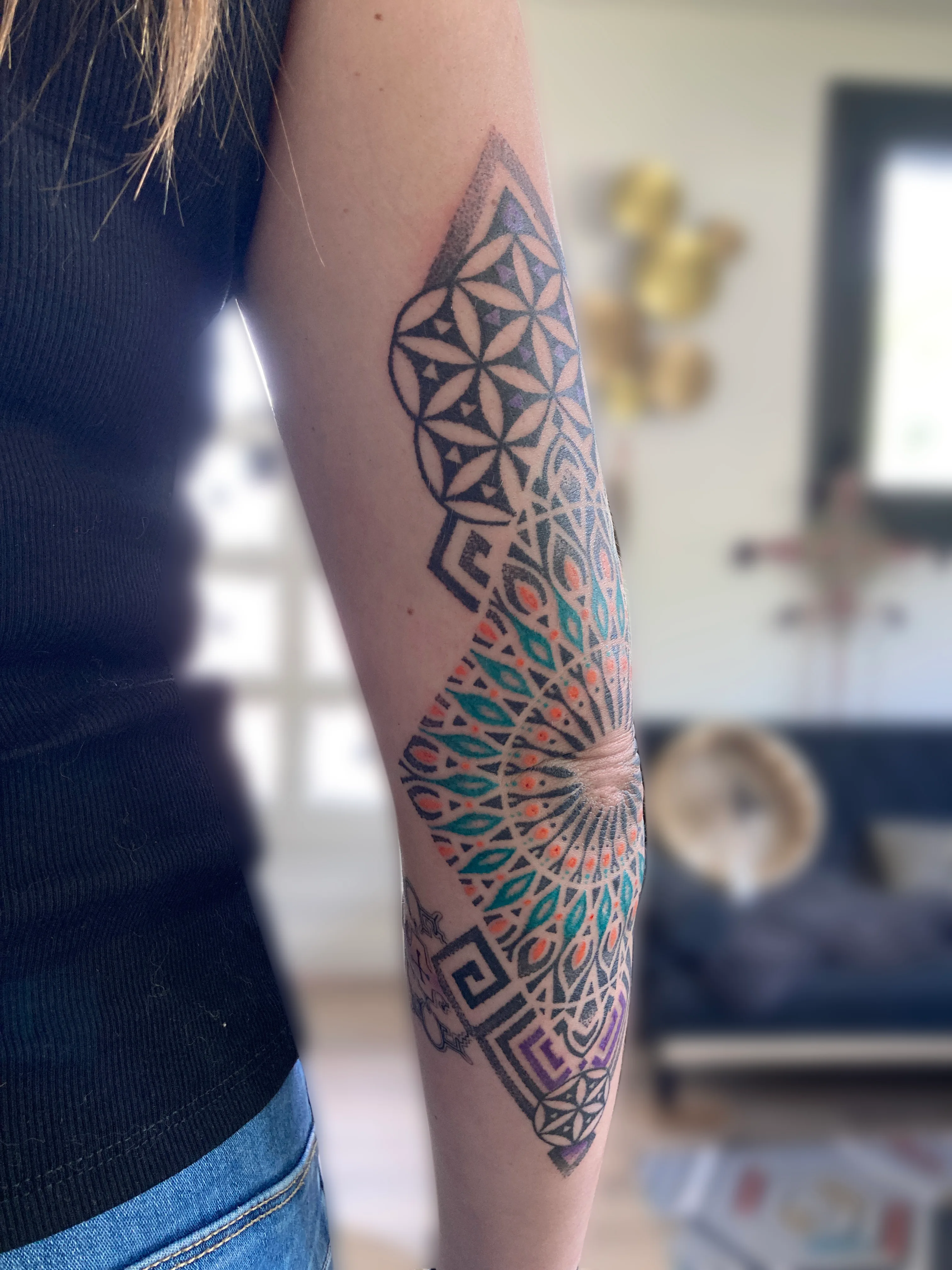 Tatouage Geometrique Couleur Bras Fleur Vie Arc En Ciel – Le Nouveau Labo Bordeaux
