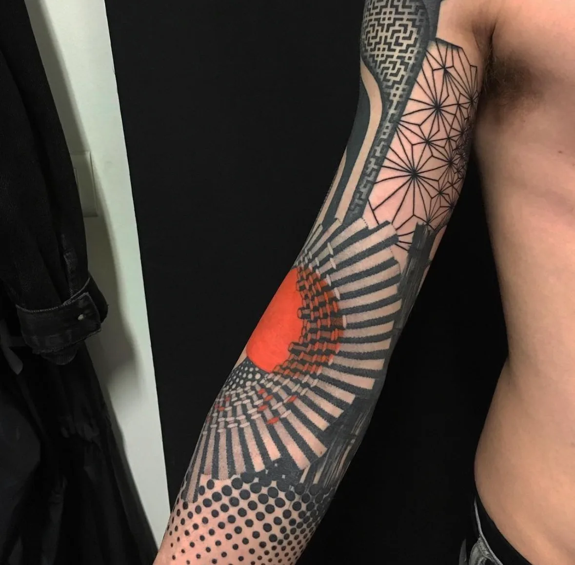 Tatouage Geometrique Couleur Bras Point Orange – Le Nouveau Labo Bordeaux