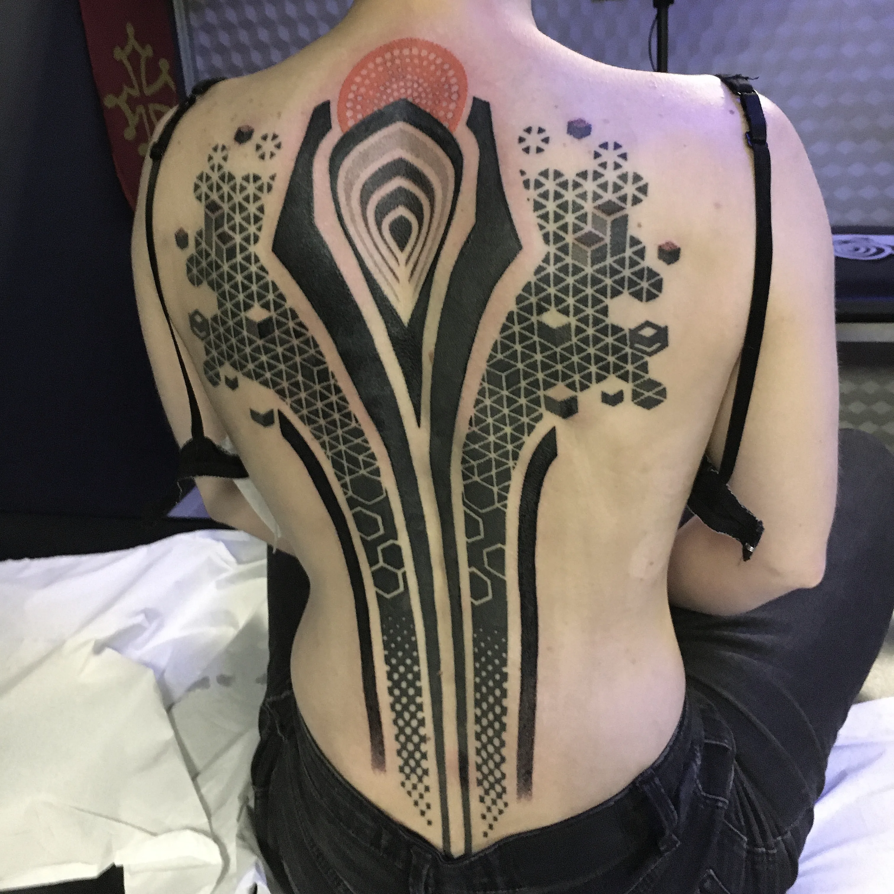 Tatouage Geometrique Couleur Epaule Lune Rouge – Le Nouveau Labo Bordeaux