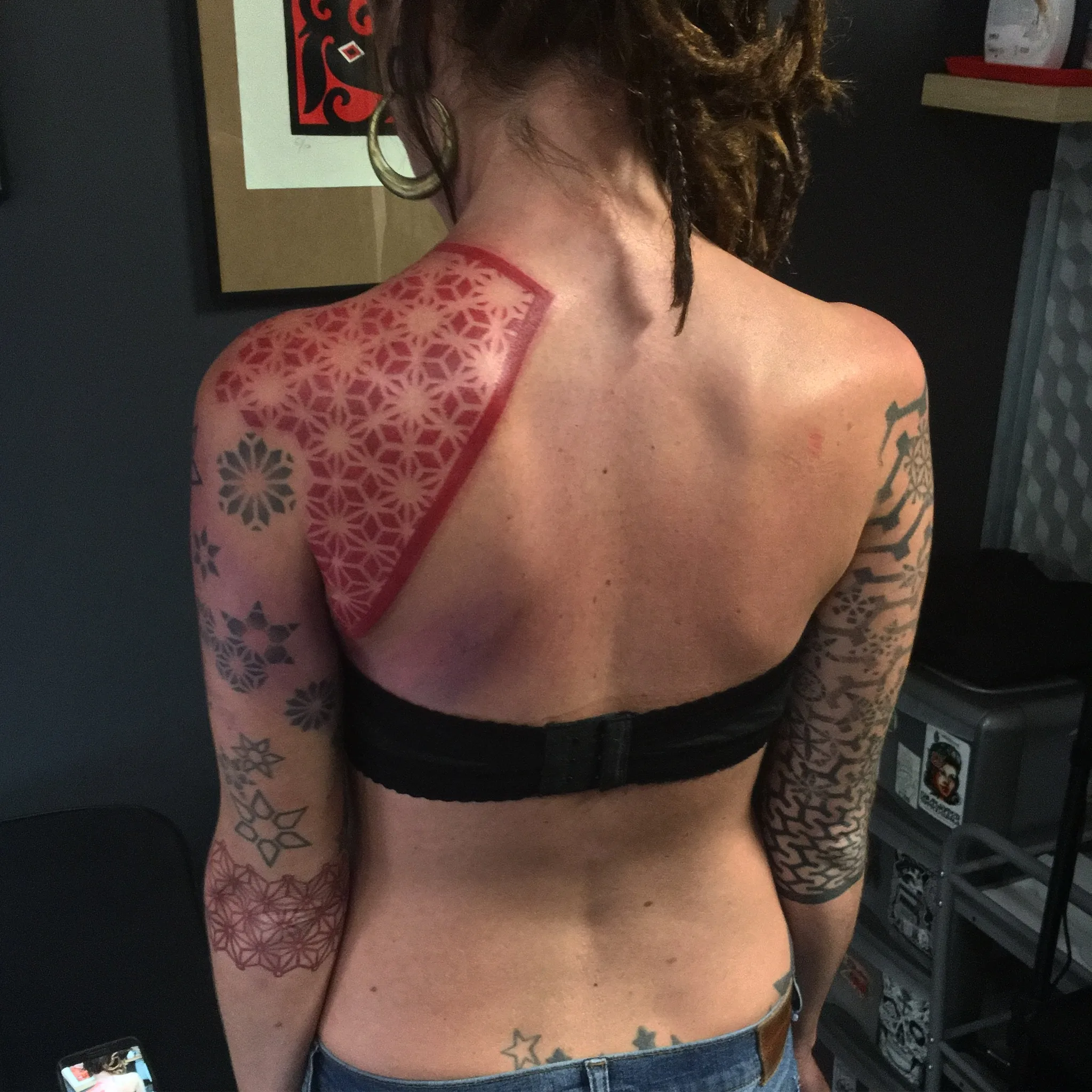 Tatouage Geometrique Couleur Epaule Mandala Rouge – Le Nouveau Labo Bordeaux