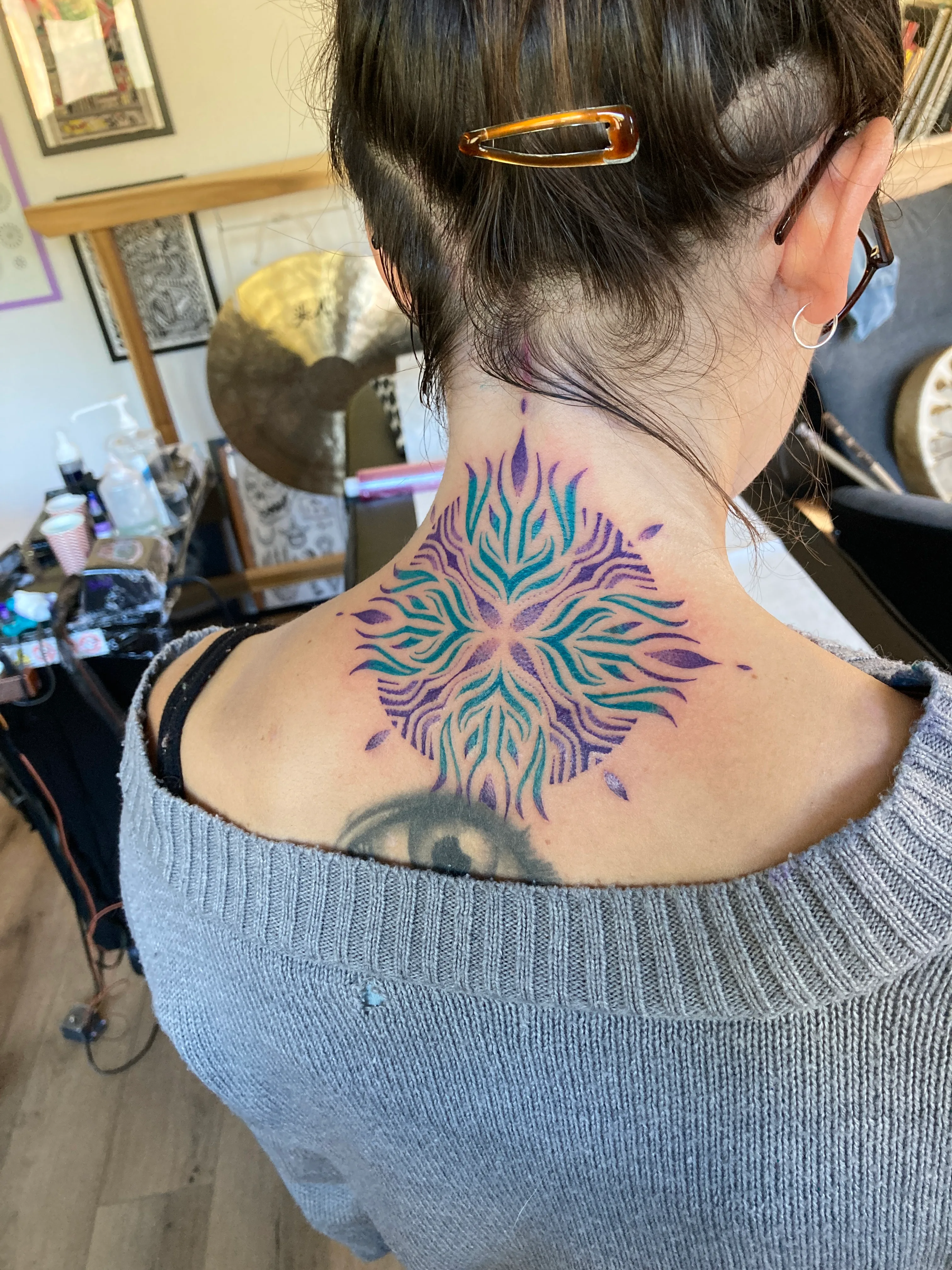 Tatouage Geometrique Couleur Epaule Mandala Violet – Le Nouveau Labo Bordeaux