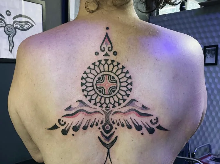 Tatouage Geometrique Couleur Dos Botanique Fleurs – Le Nouveau Labo Bordeaux