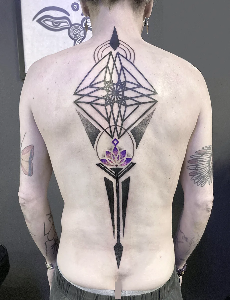 Tatouage Geometrique Couleur Dos Lotus Violet – Le Nouveau Labo Bordeaux