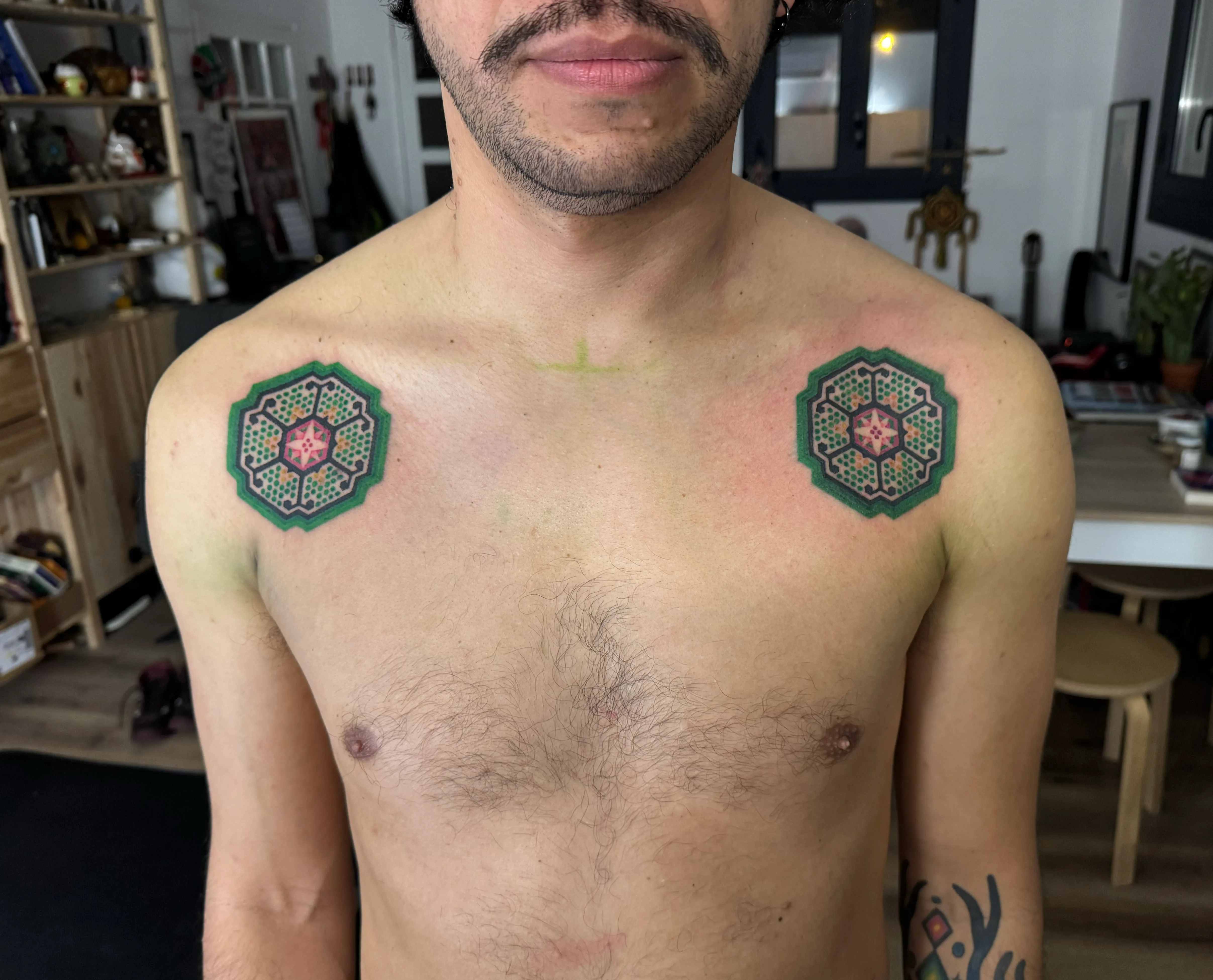 Tatouage Geometrique Couleur Poitrine Hexagone Vert – Le Nouveau Labo Bordeaux