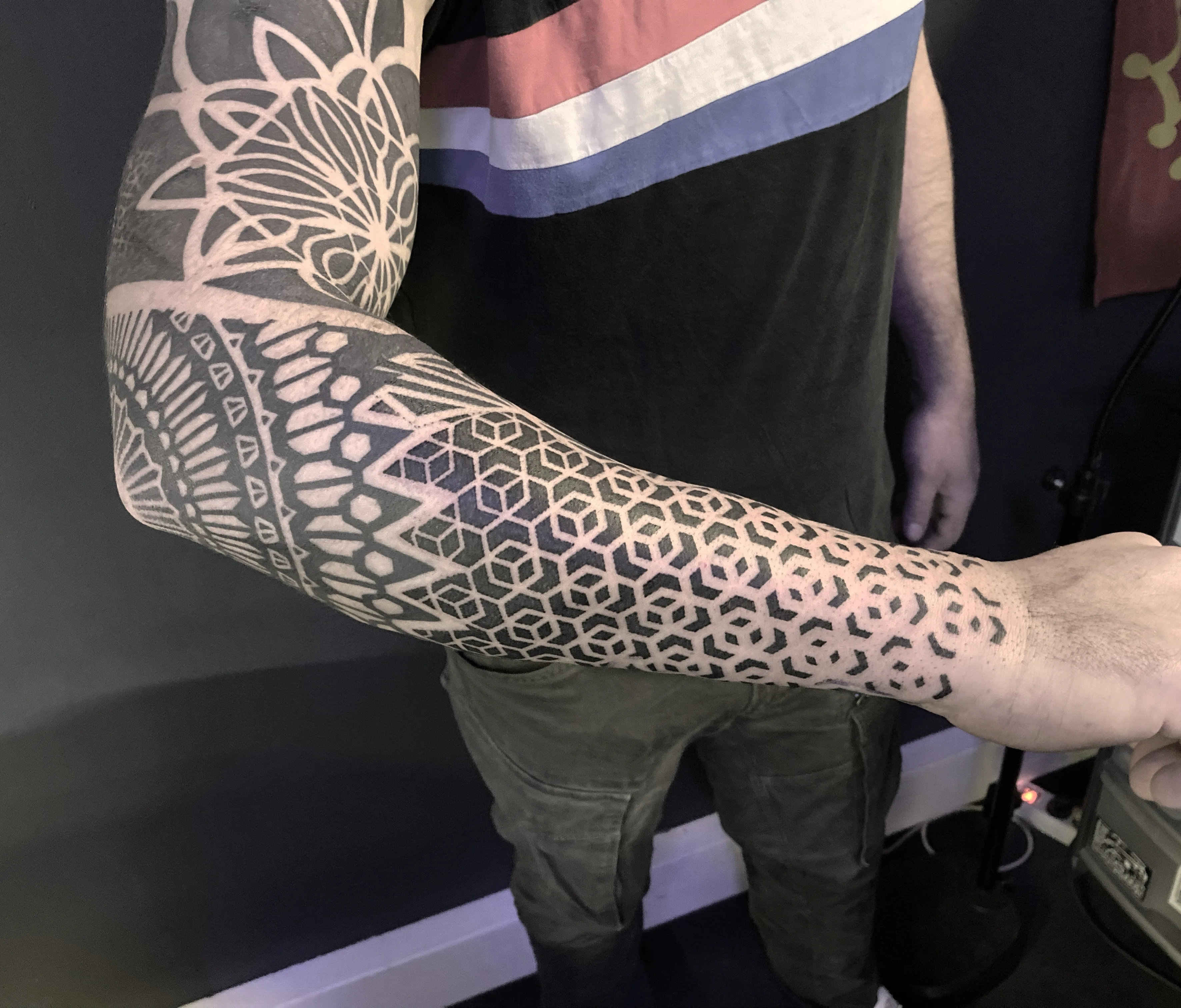 Tatouage Geometrique Avant Bras Cercles Vagues – Le Nouveau Labo Bordeaux