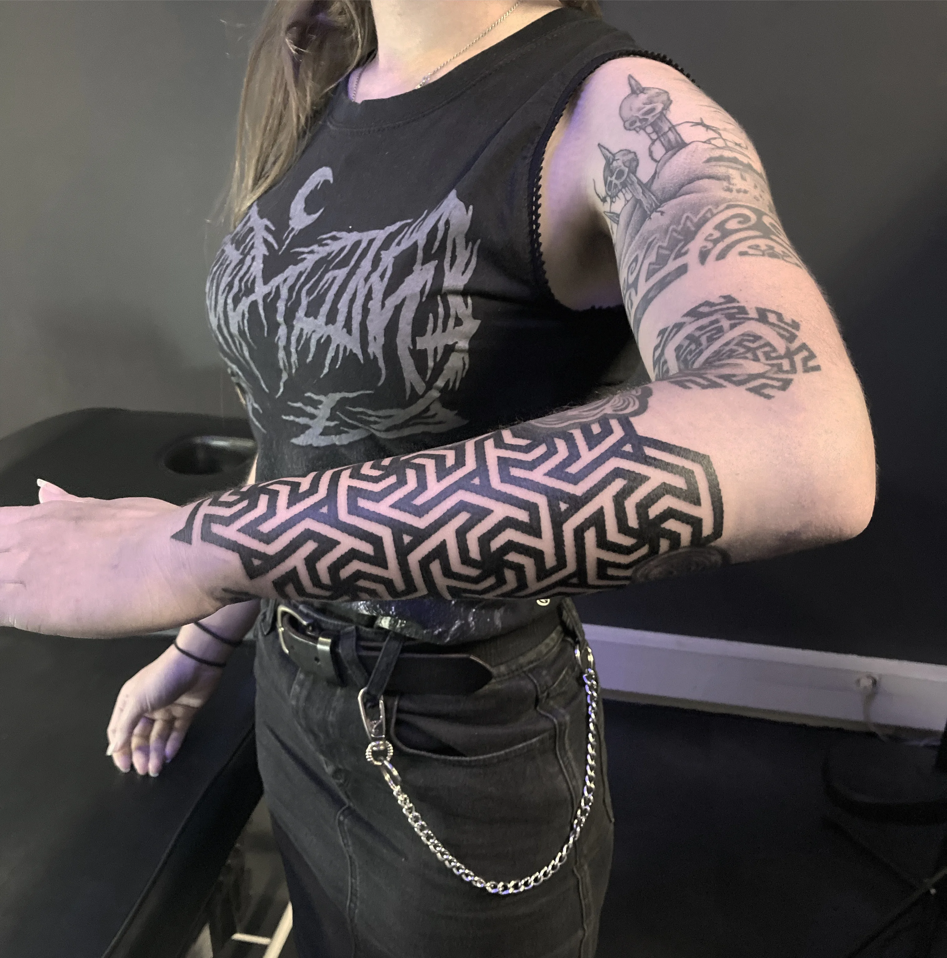 Tatouage Geometrique Avant Bras Chevrons – Le Nouveau Labo Bordeaux