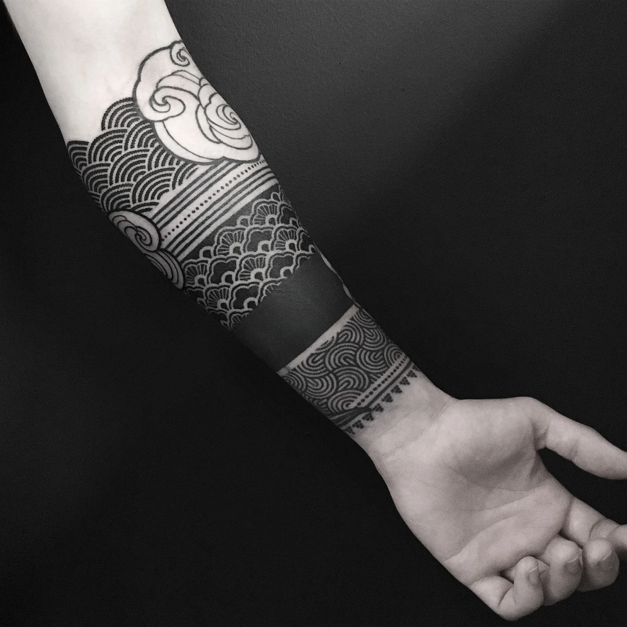 Tatouage Geometrique Avant Bras Vagues Symetriques – Le Nouveau Labo Bordeaux