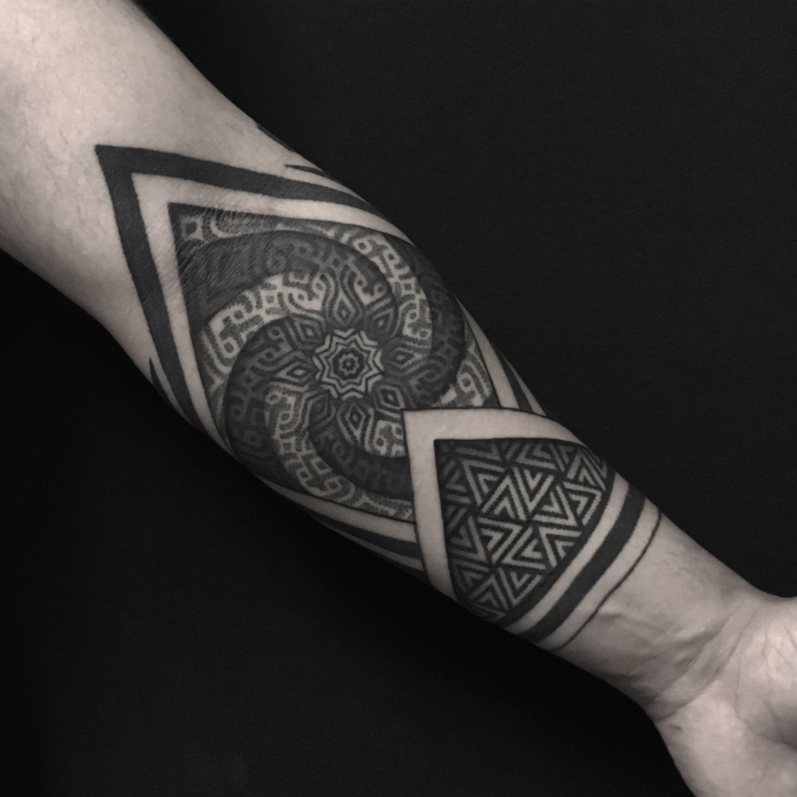 Tatouage Geometrique Bras Diamant Mandala – Le Nouveau Labo Bordeaux