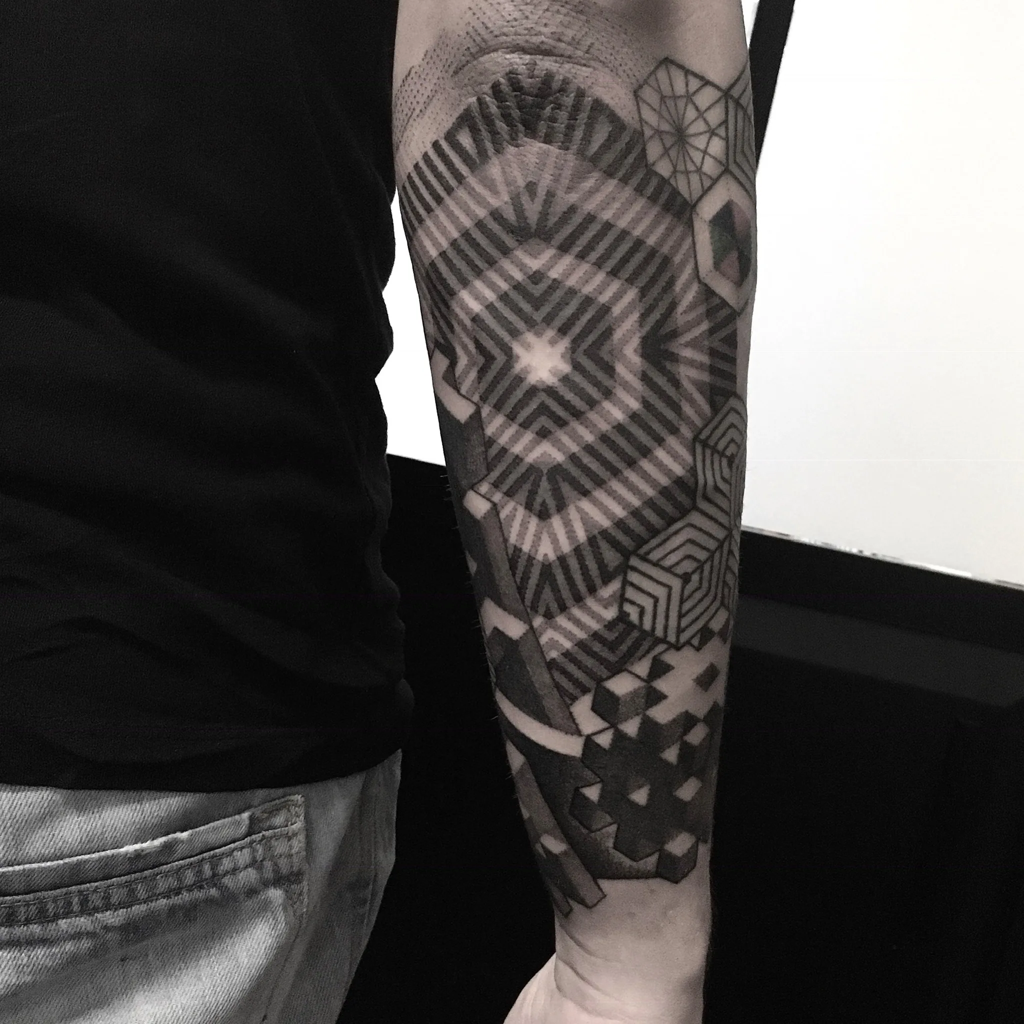 Tatouage Geometrique Bras Etoile Labyrinthe – Le Nouveau Labo Bordeaux