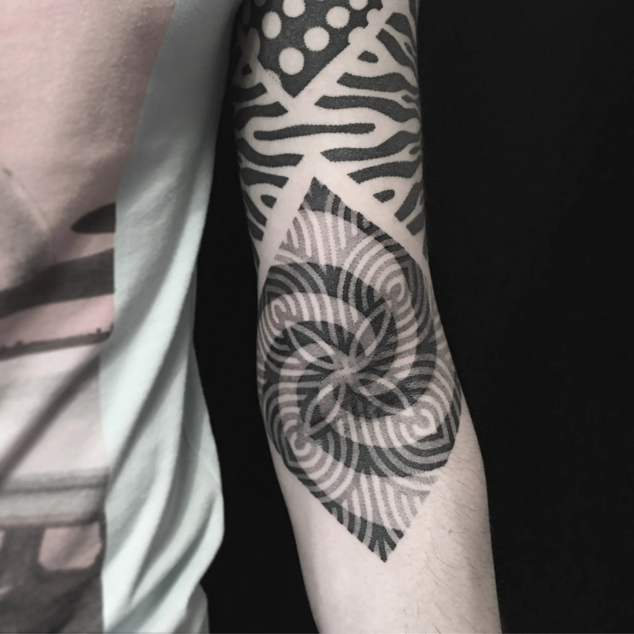 Tatouage Geometrique Bras Gradient Pointille – Le Nouveau Labo Bordeaux
