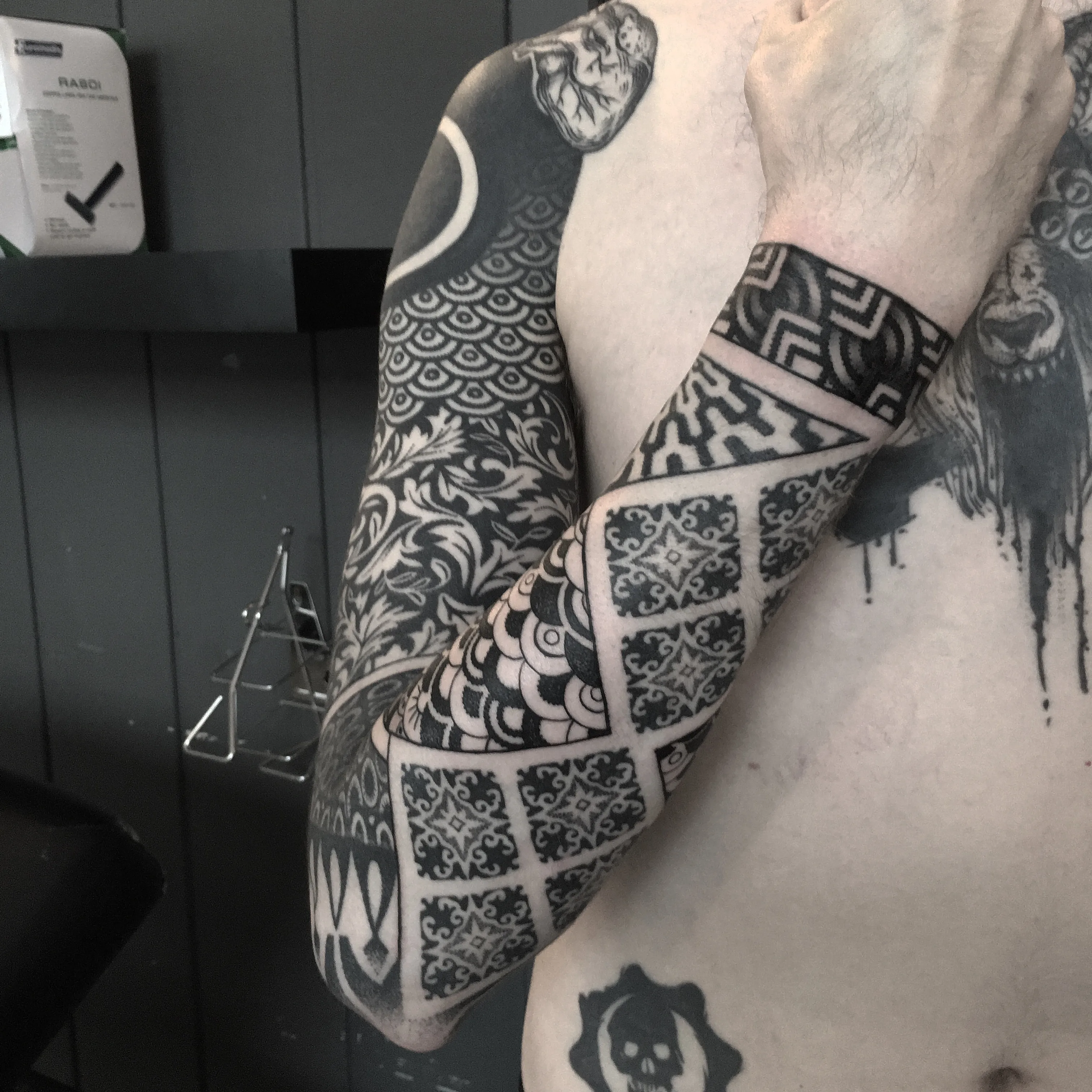 Tatouage Geometrique Bras Main Mixte – Le Nouveau Labo Bordeaux