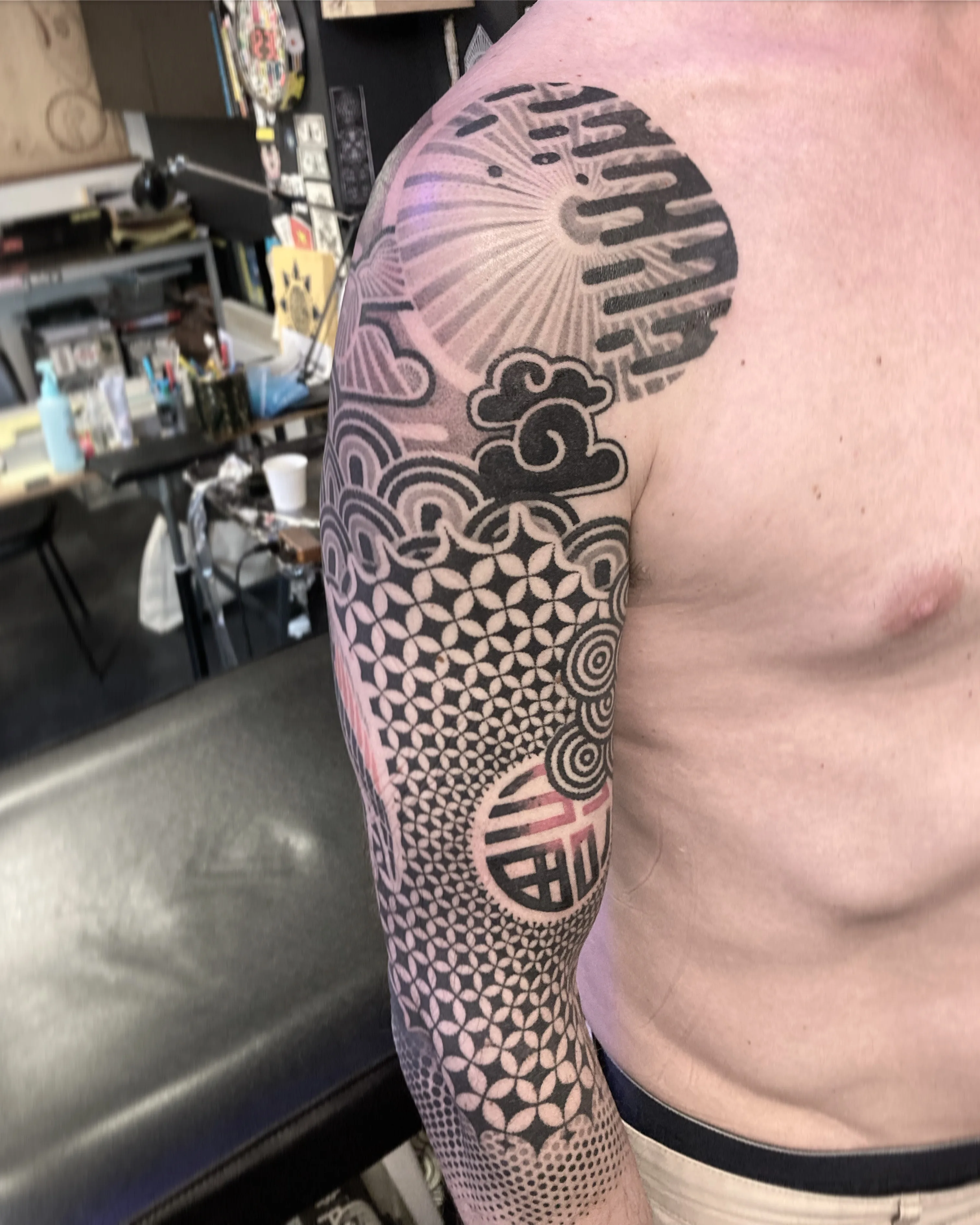 Tatouage Geometrique Bras Sleeve Mandala Gradient – Le Nouveau Labo Bordeaux