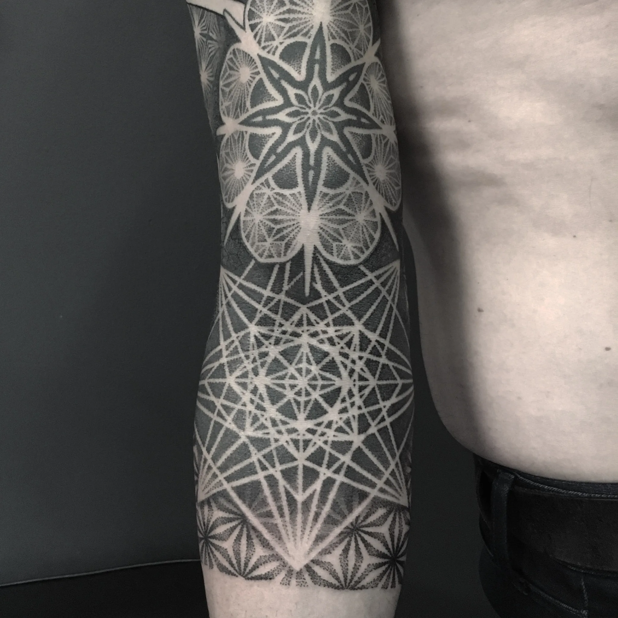 Tatouage Geometrique Cuisse Etoile Ornementale – Le Nouveau Labo Bordeaux