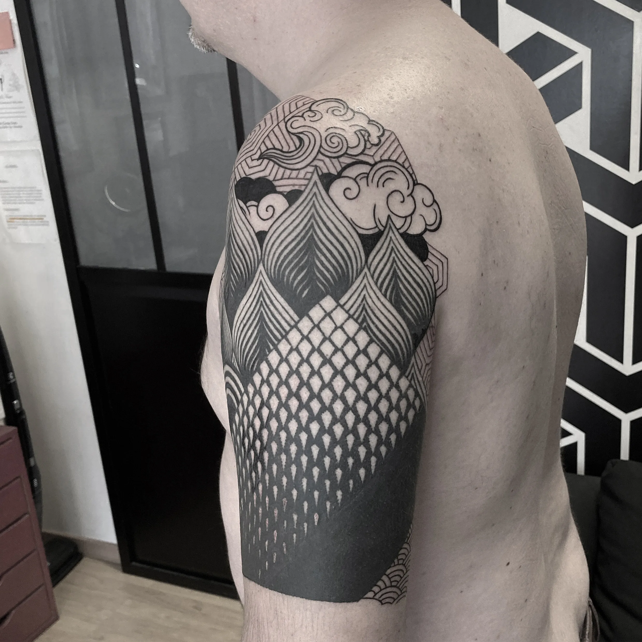 Tatouage Geometrique Epaule Hibou Plumes – Le Nouveau Labo Bordeaux