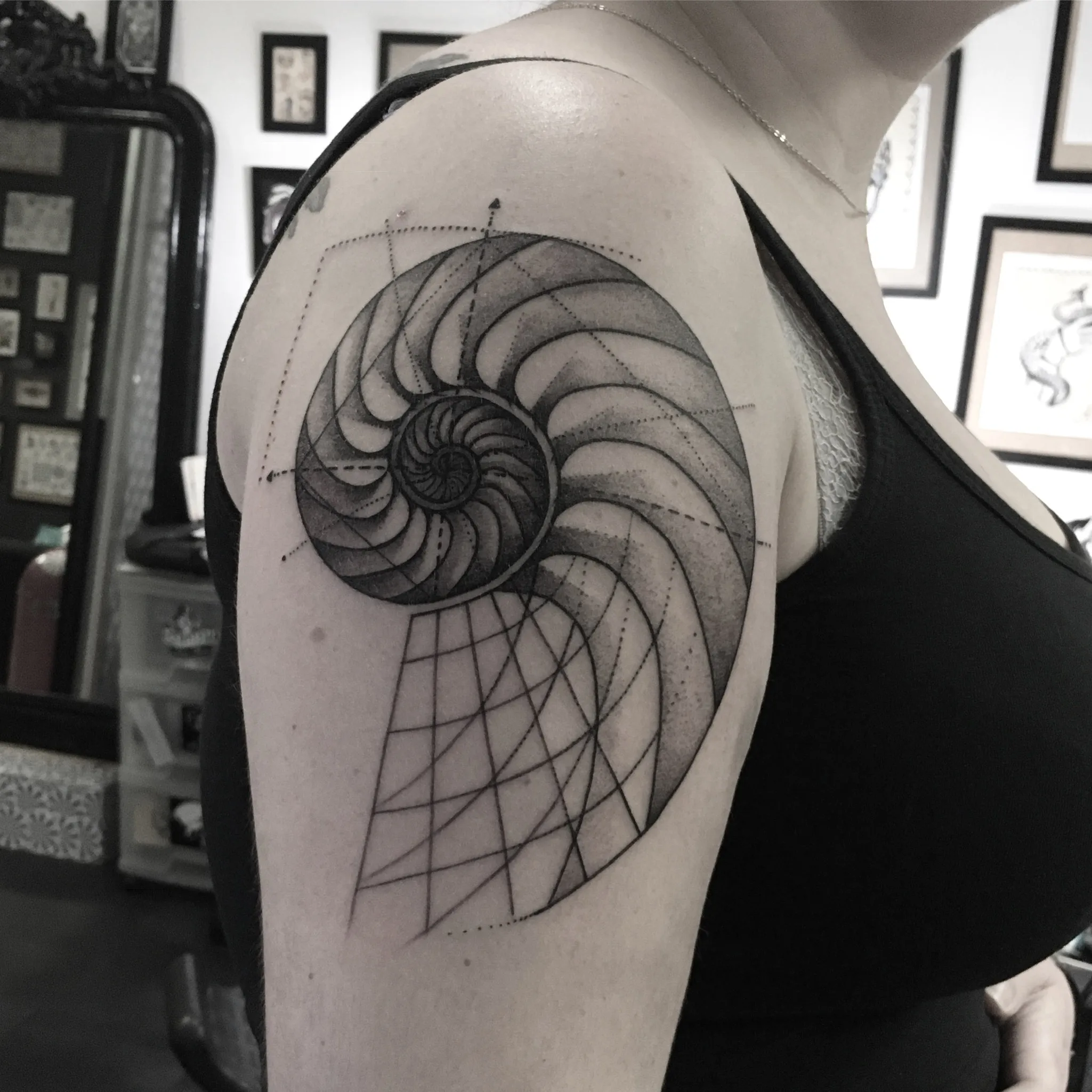Tatouage Geometrique Epaule Mandala Vagues – Le Nouveau Labo Bordeaux