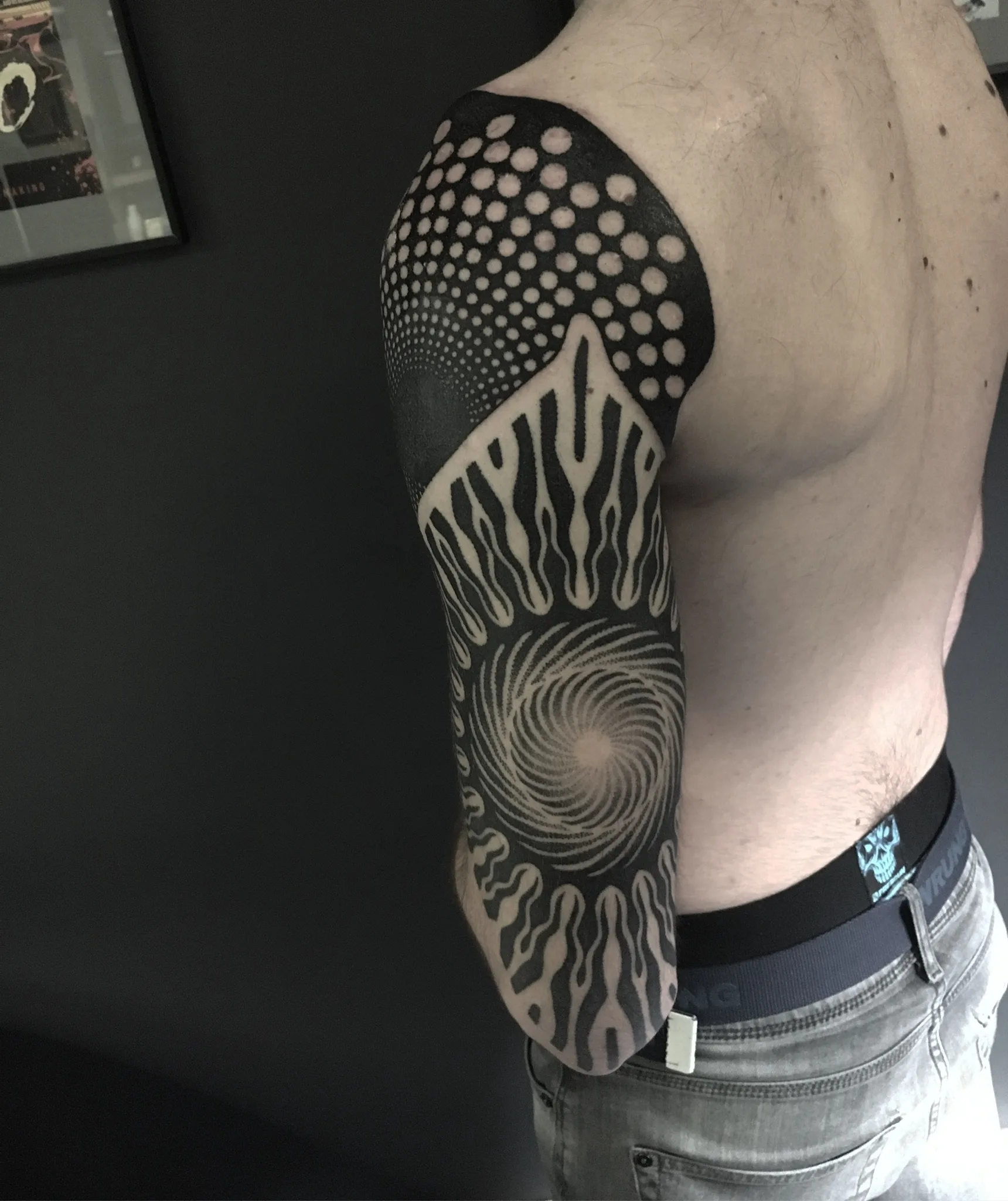 Tatouage Geometrique Epaule Oeil Symbole – Le Nouveau Labo Bordeaux
