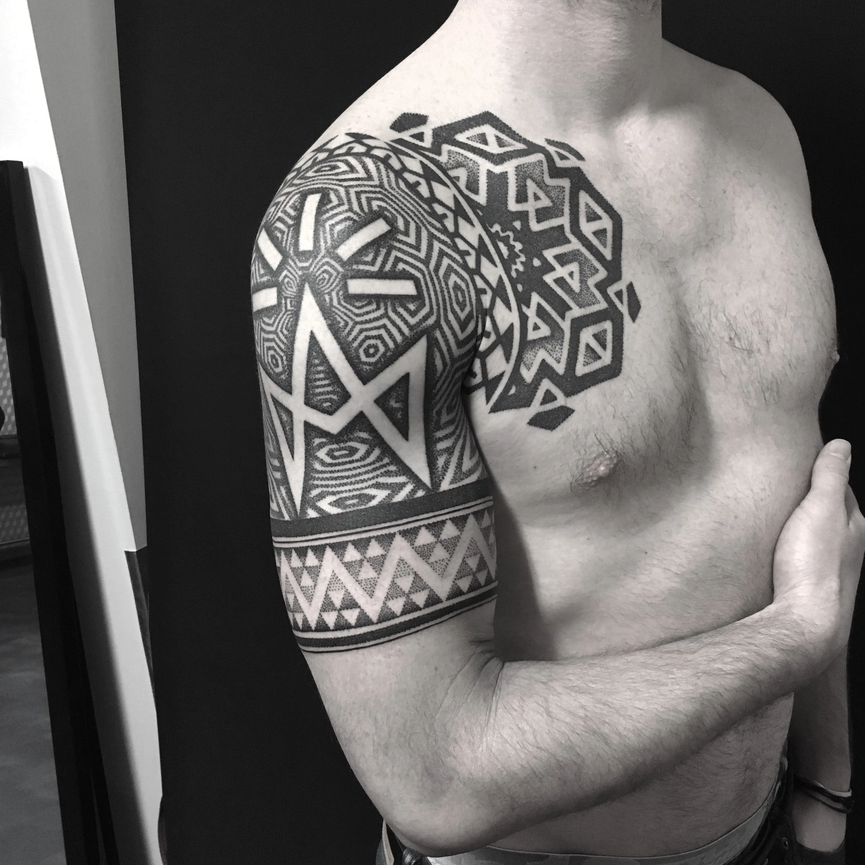 Tatouage Geometrique Epaule Ornemental Complexe – Le Nouveau Labo Bordeaux