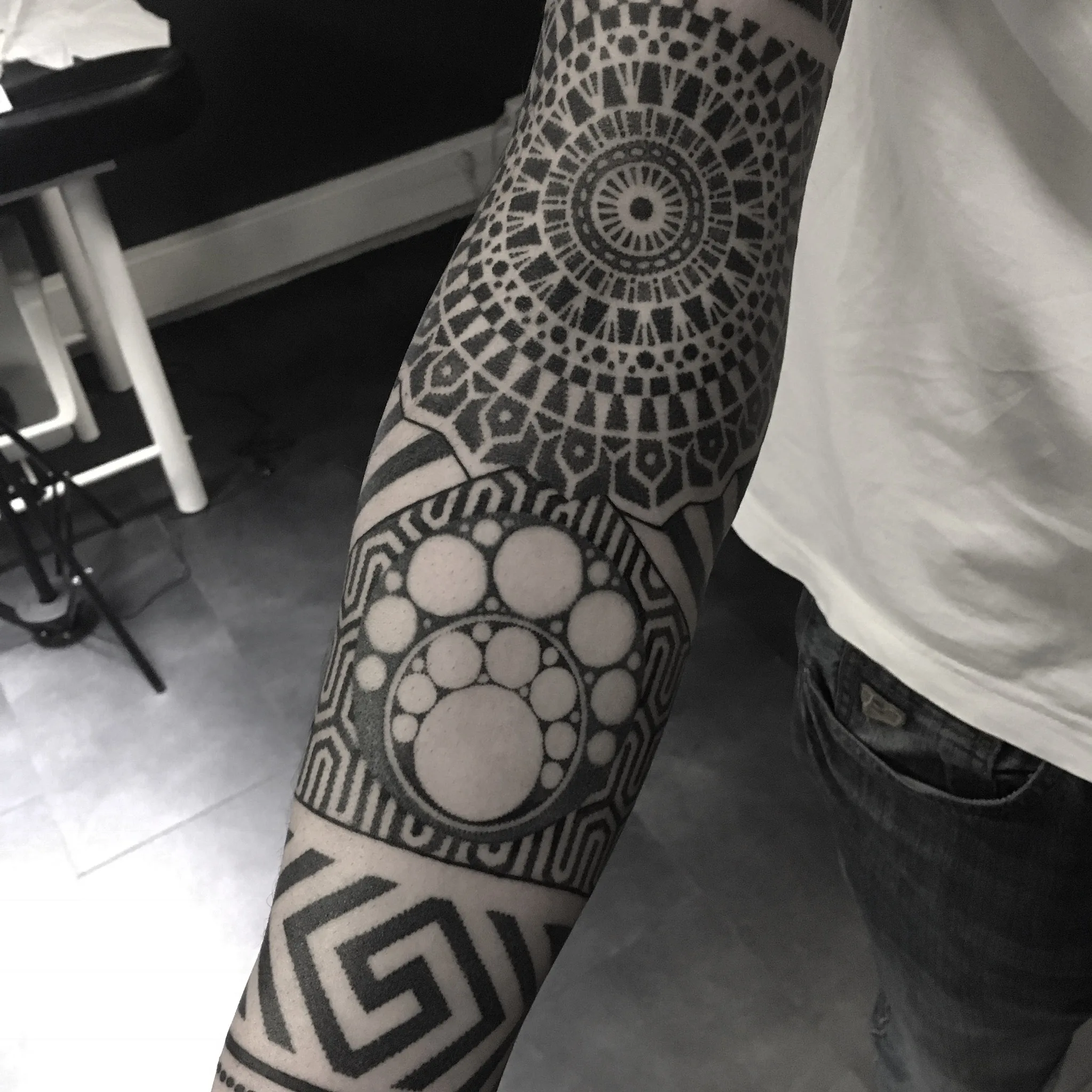 Tatouage Geometrique Jambe Cercles Concentriques – Le Nouveau Labo Bordeaux