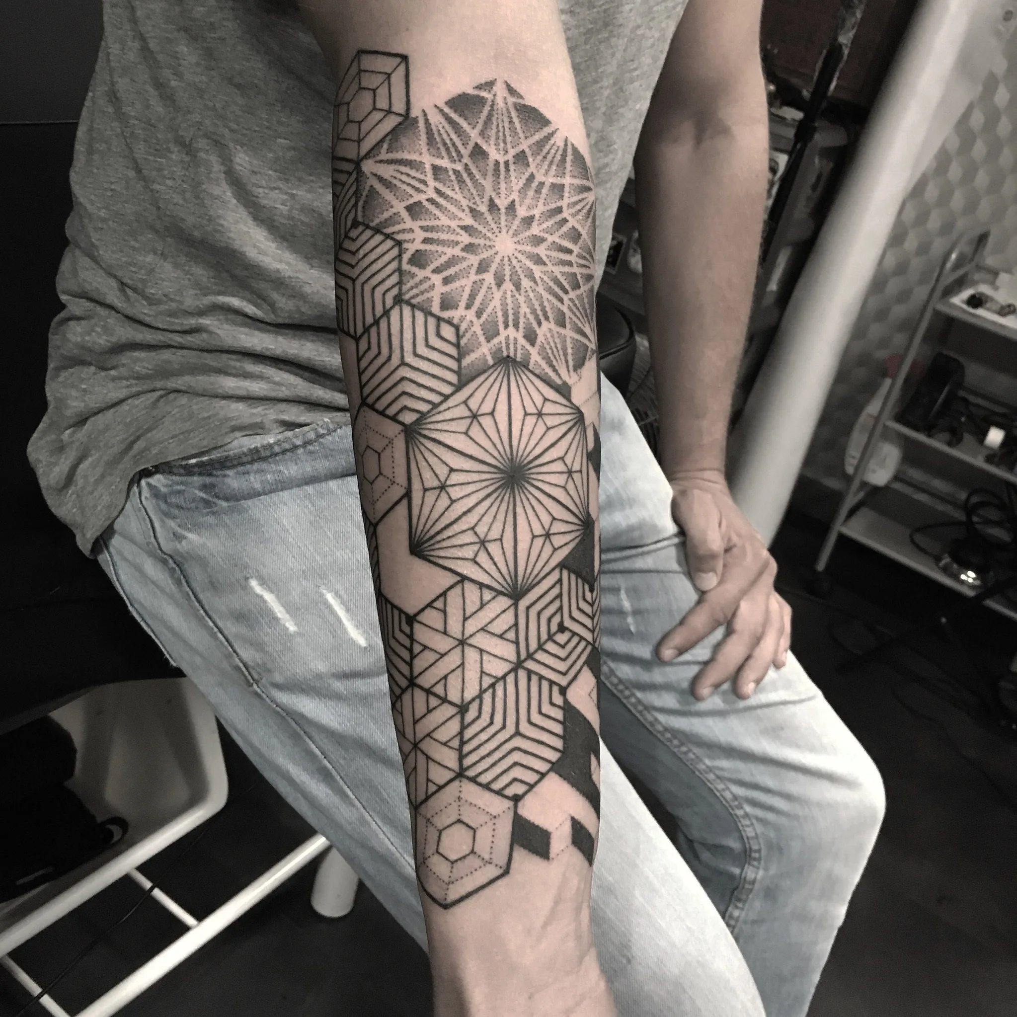 Tatouage Geometrique Jambe Fleur Vie Empilement – Le Nouveau Labo Bordeaux