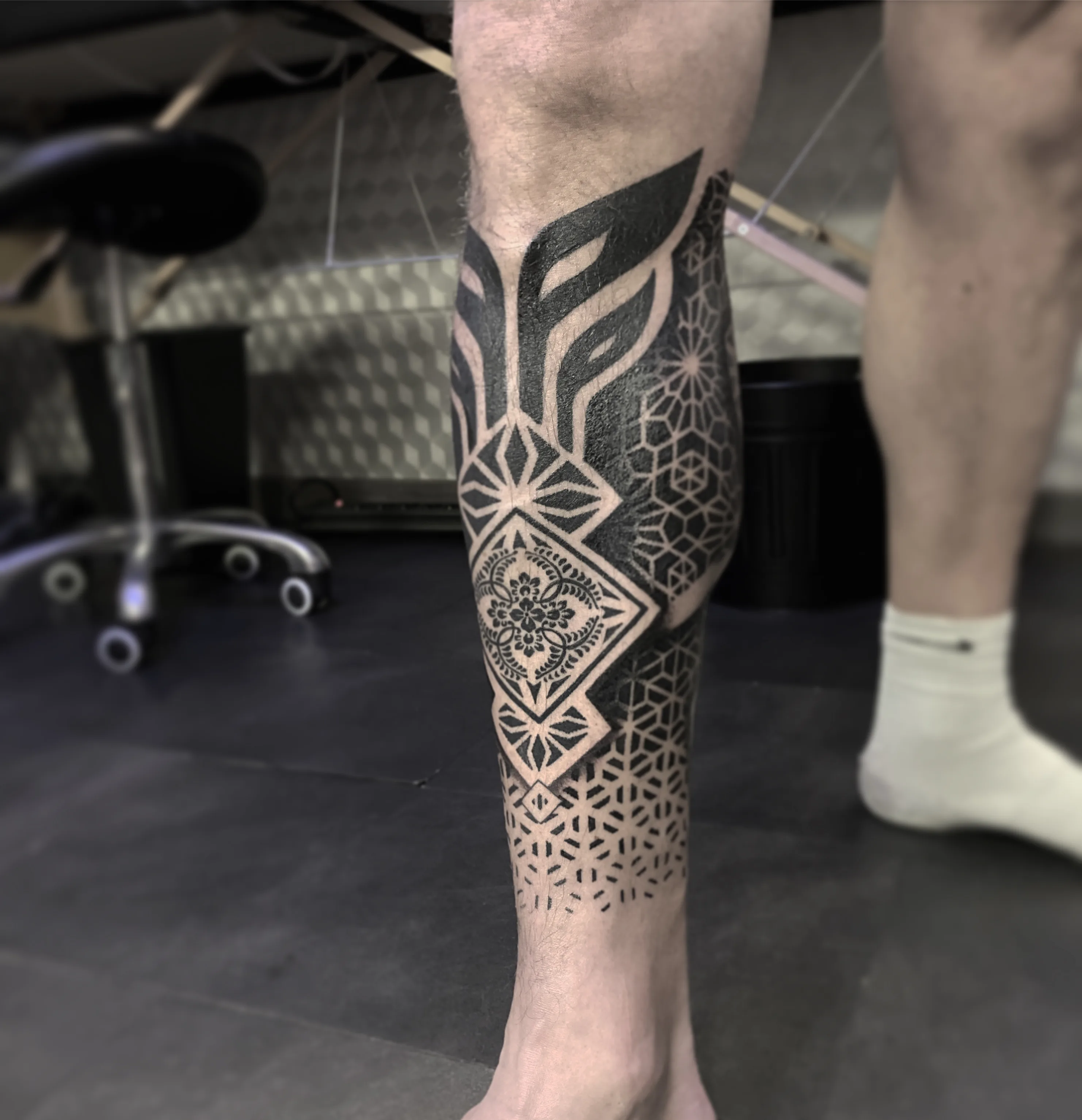 Tatouage Geometrique Mollet Bouclier Diamant – Le Nouveau Labo Bordeaux