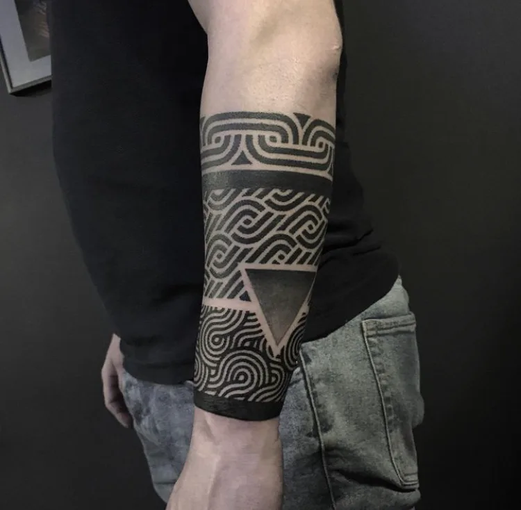 Tatouage Geometrique Poignet Avant Bras Triangles – Le Nouveau Labo Bordeaux