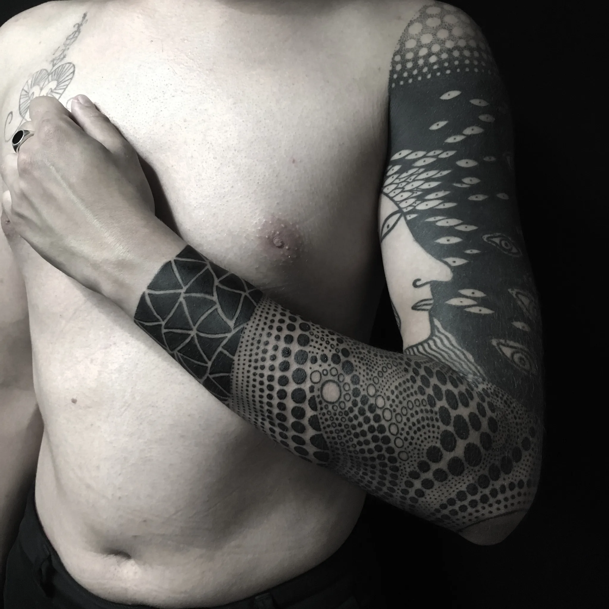 Tatouage Geometrique Poitrine Bras Portrait – Le Nouveau Labo Bordeaux