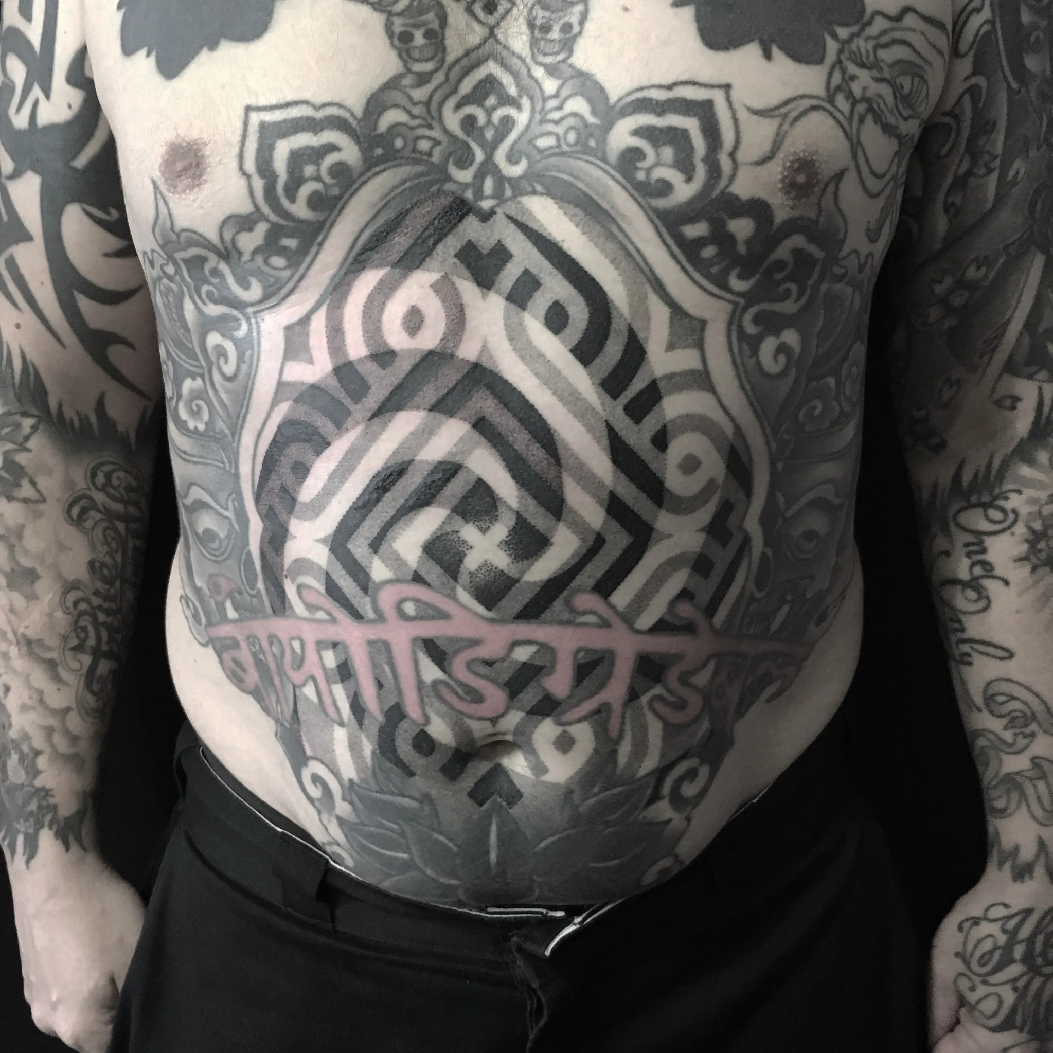 Tatouage Geometrique Poitrine Meandres Tribal – Le Nouveau Labo Bordeaux