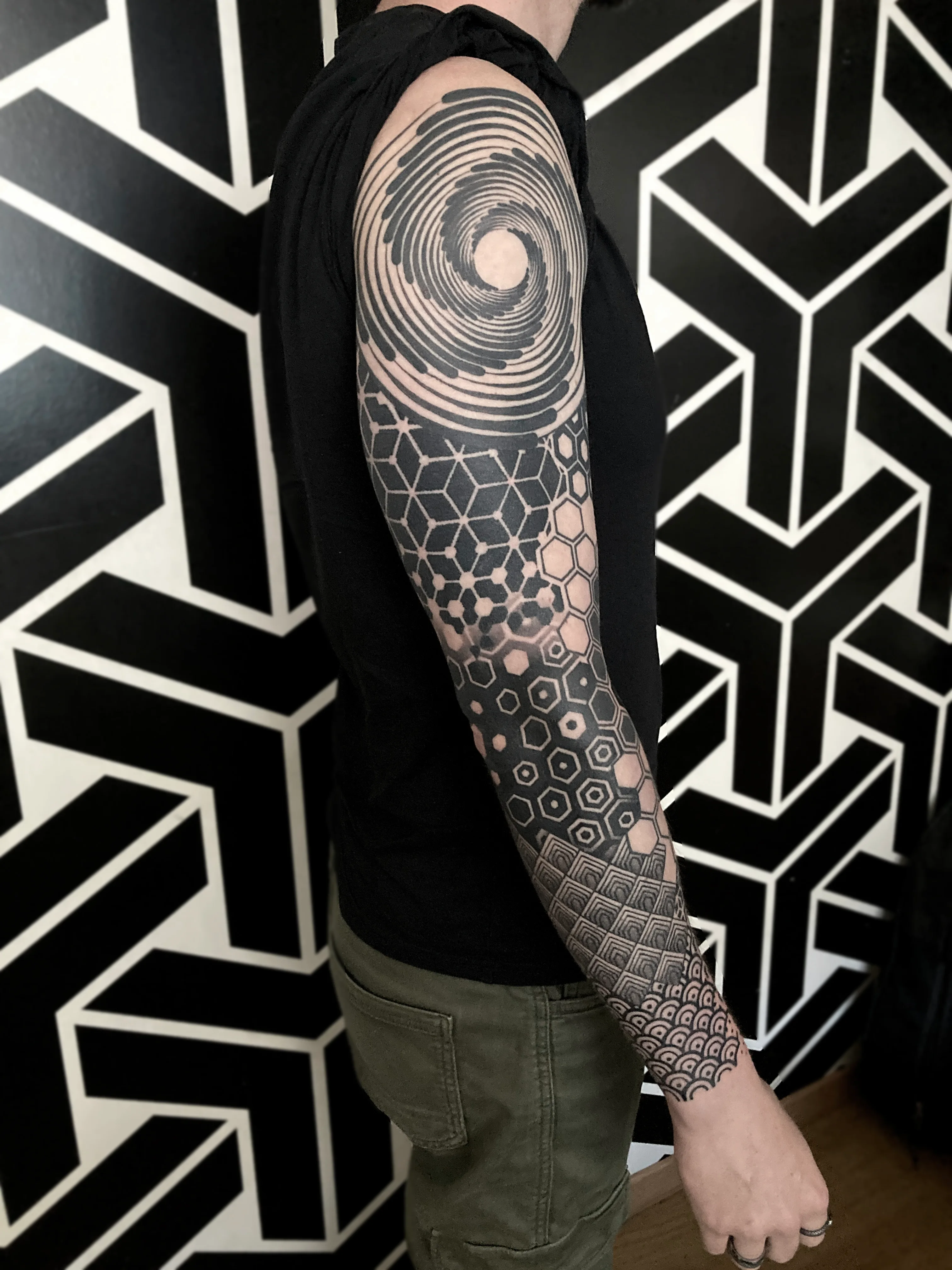 Tatouage Geometrique Bras Spirale Gradient – Le Nouveau Labo Bordeaux