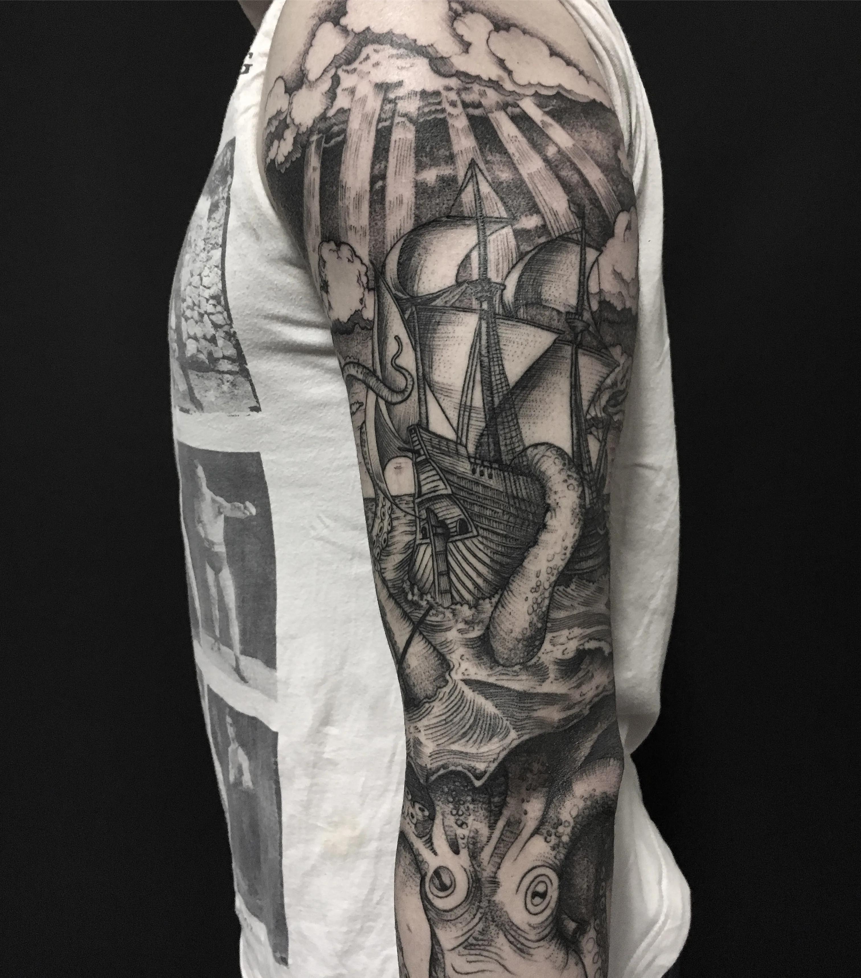 Tatouage Gravure Cuisse Figures Florales – Le Nouveau Labo Bordeaux
