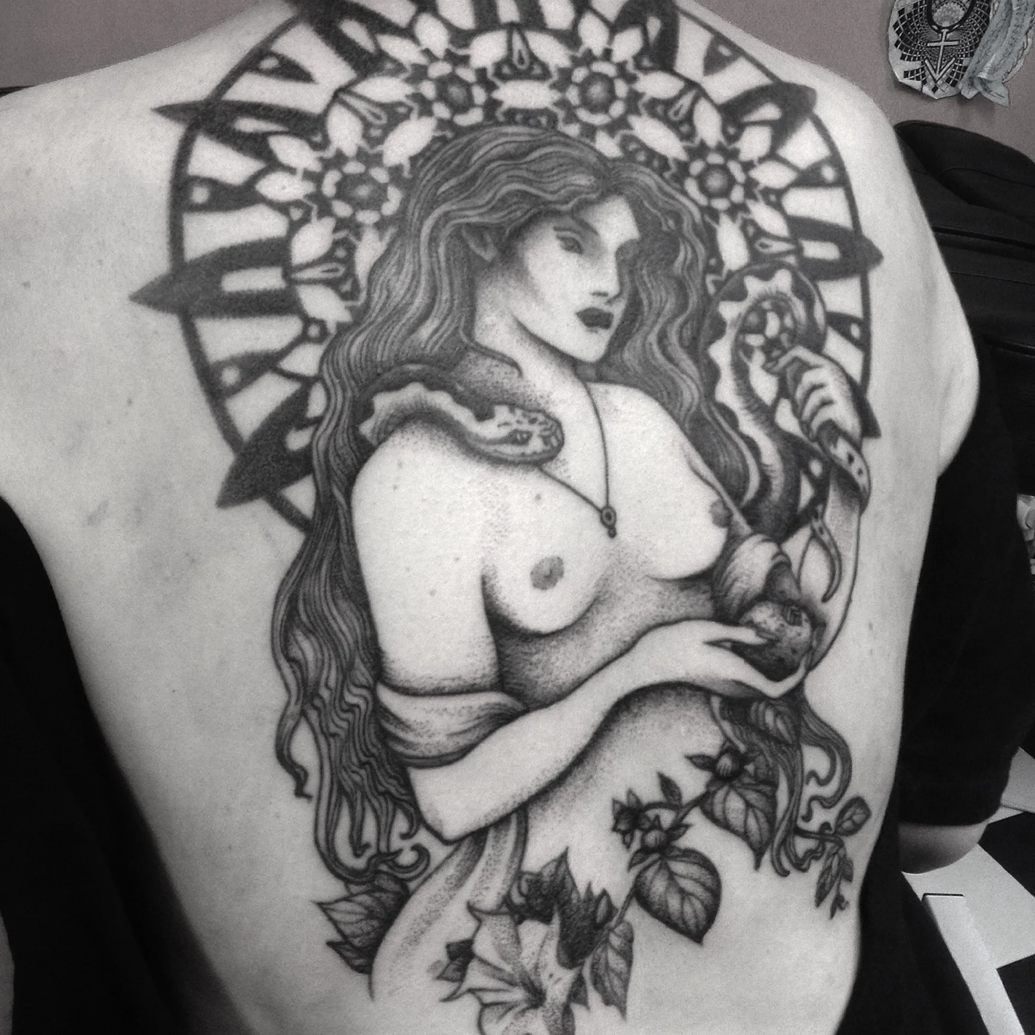 Tatouage Gravure Dos Femme Serpent Mandala – Le Nouveau Labo Bordeaux