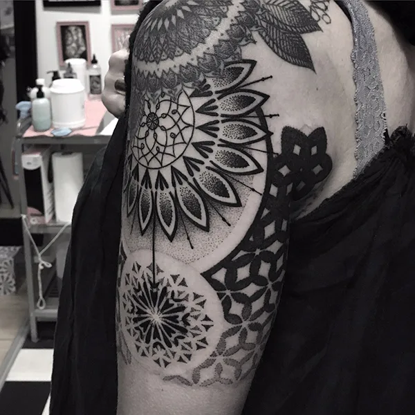 Tatouage Mandala Avant Bras Turquoise – Le Nouveau Labo Bordeaux