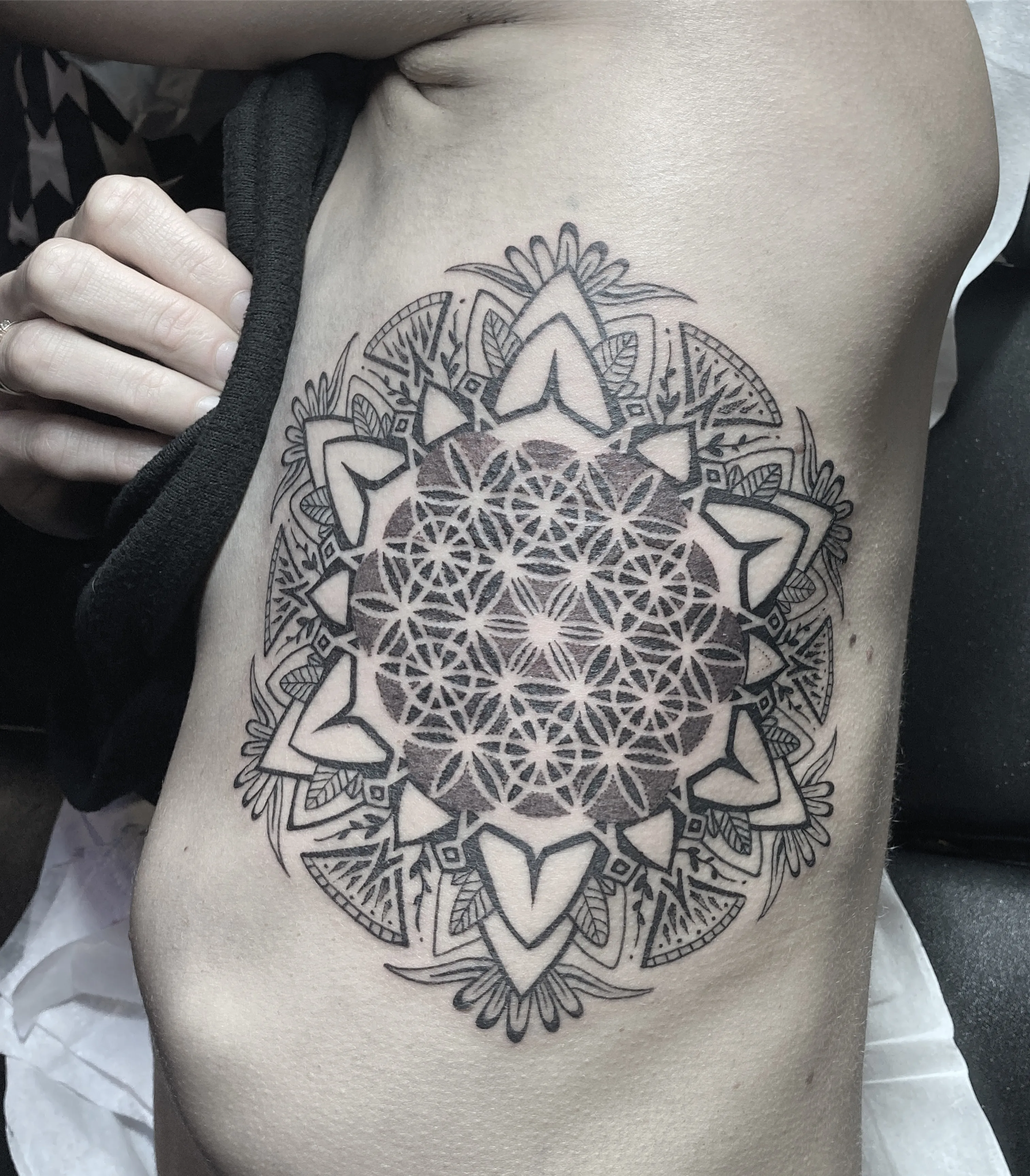 Tatouage Mandala Cuisse Etoile – Le Nouveau Labo Bordeaux