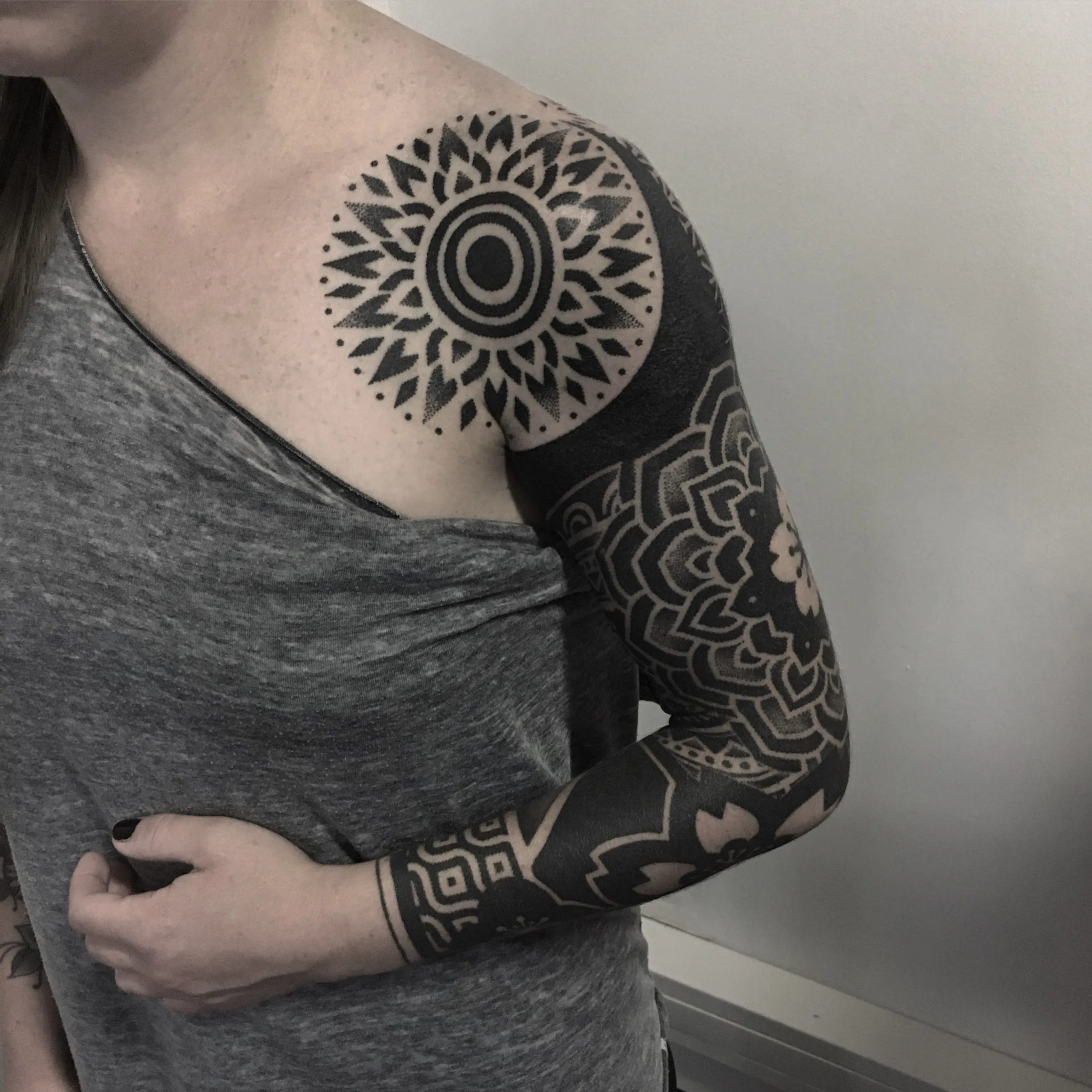Tatouage Mandala Epaule Bandes – Le Nouveau Labo Bordeaux