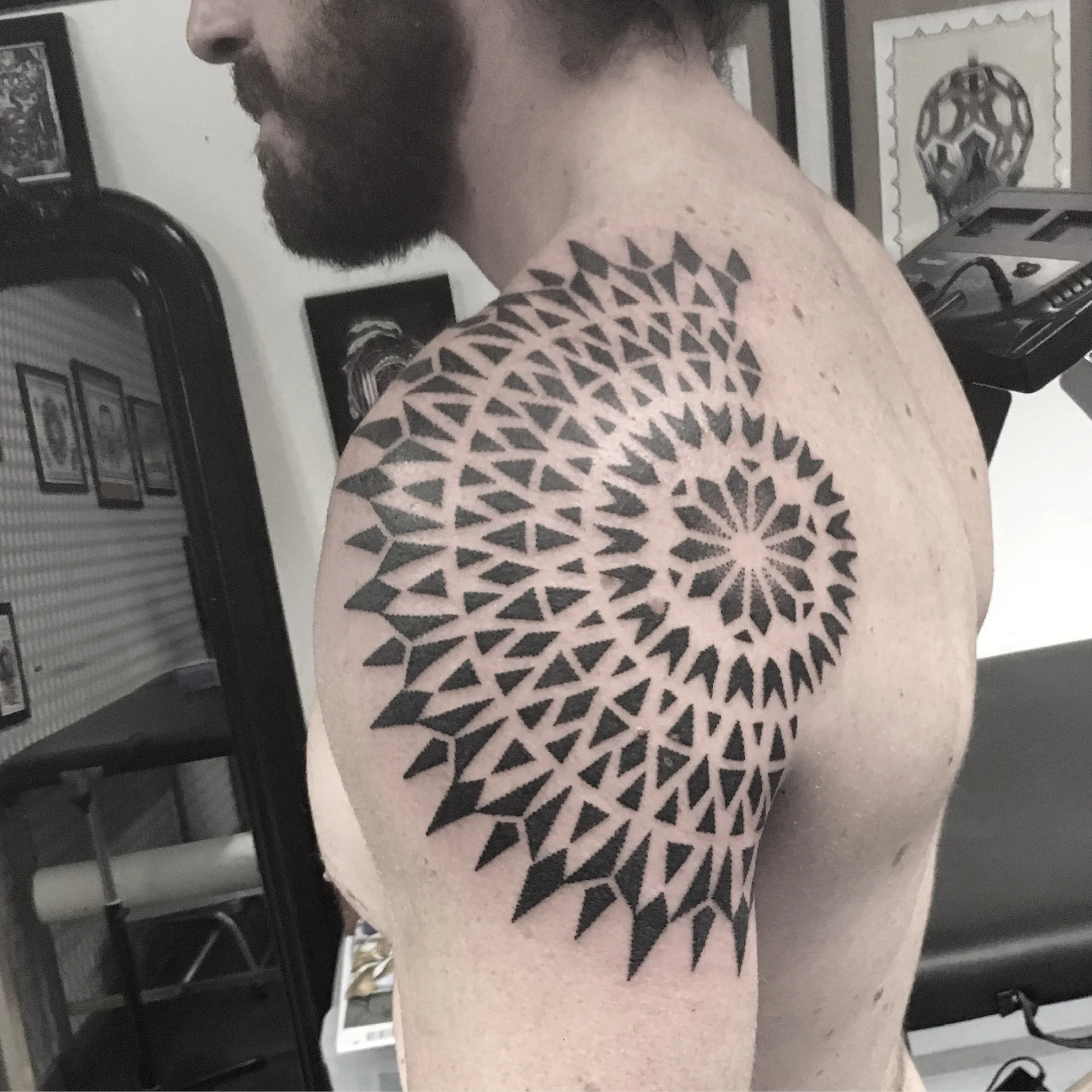 Tatouage Mandala Main Feuilles – Le Nouveau Labo Bordeaux