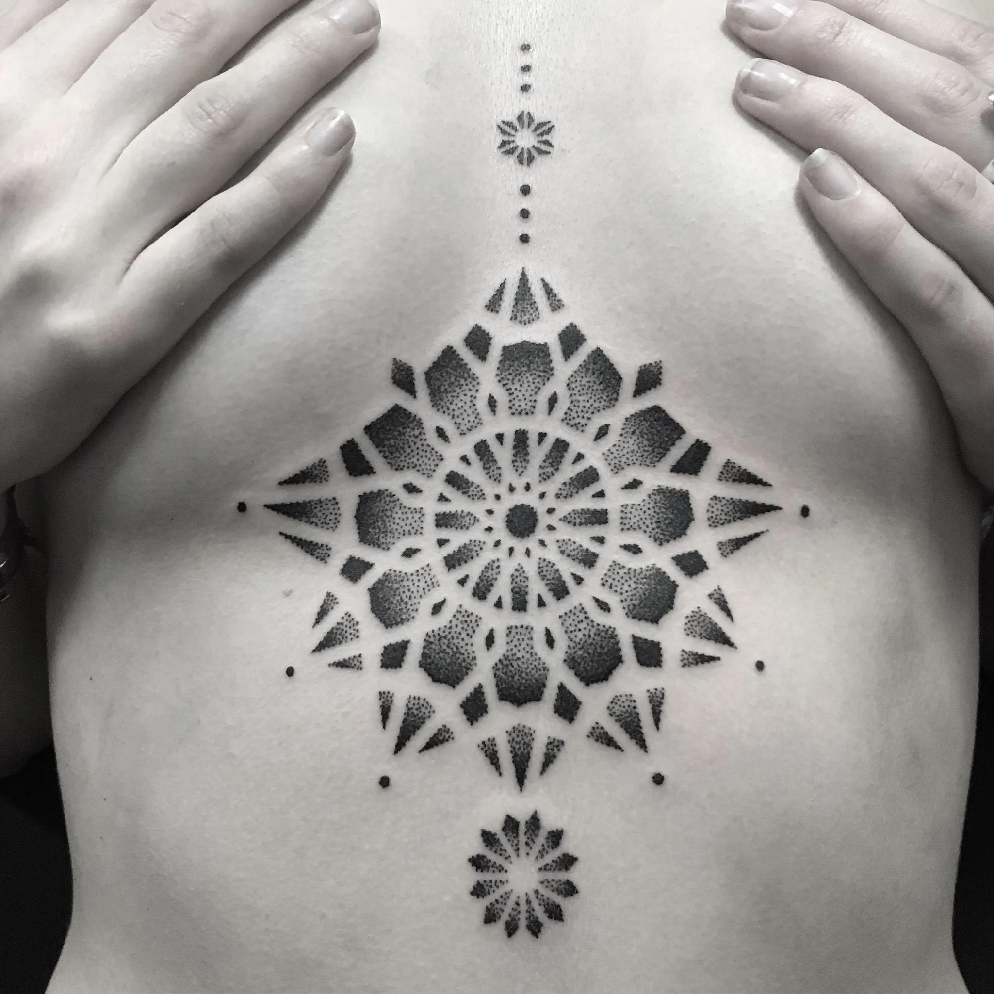 Tatouage Mandala Poitrine Etoile – Le Nouveau Labo Bordeaux