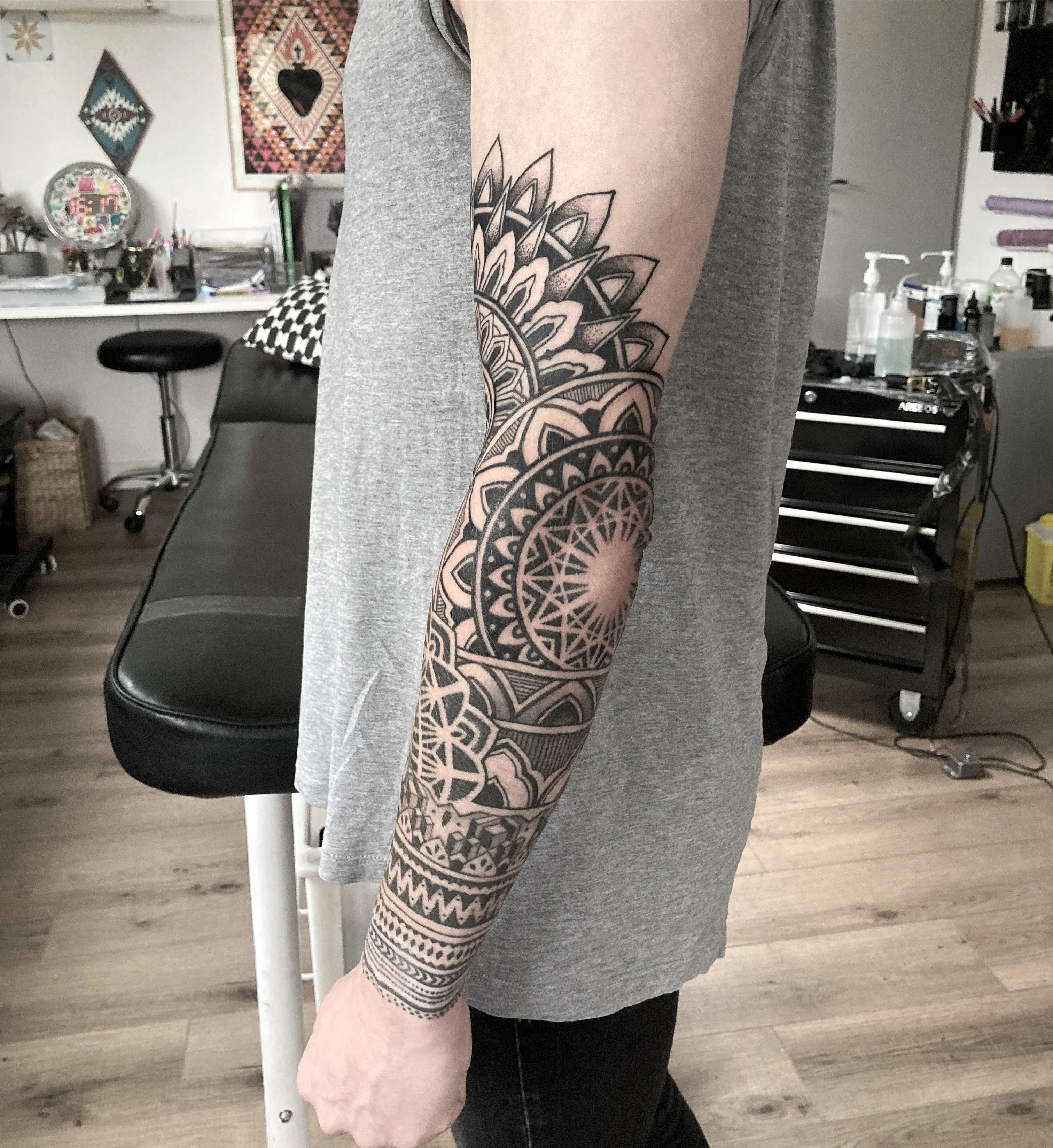 Tatouage Mandala Dos Geometrie – Le Nouveau Labo Bordeaux