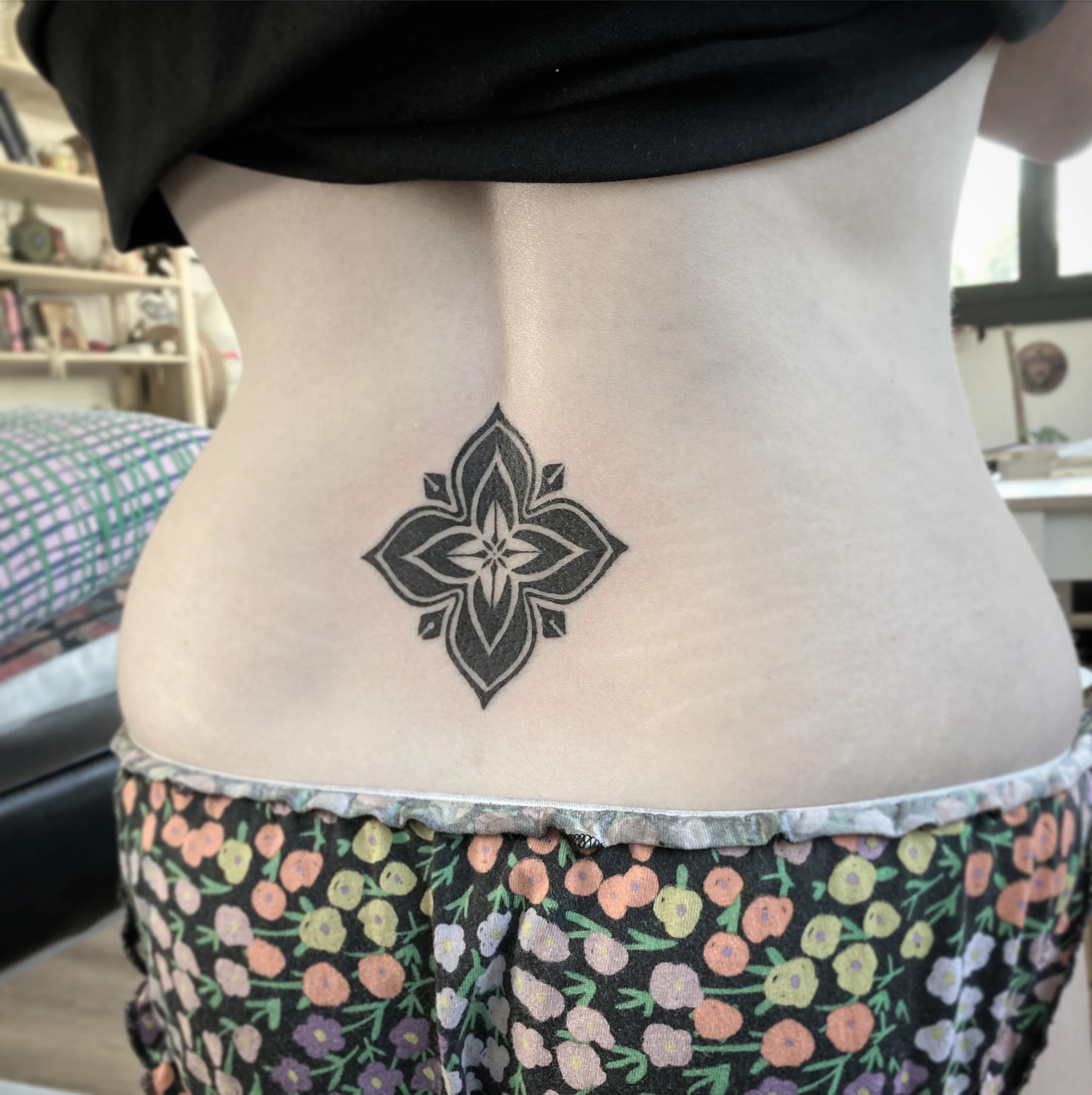 Tatouage Minimaliste Bas Dos Etoile – Le Nouveau Labo Bordeaux