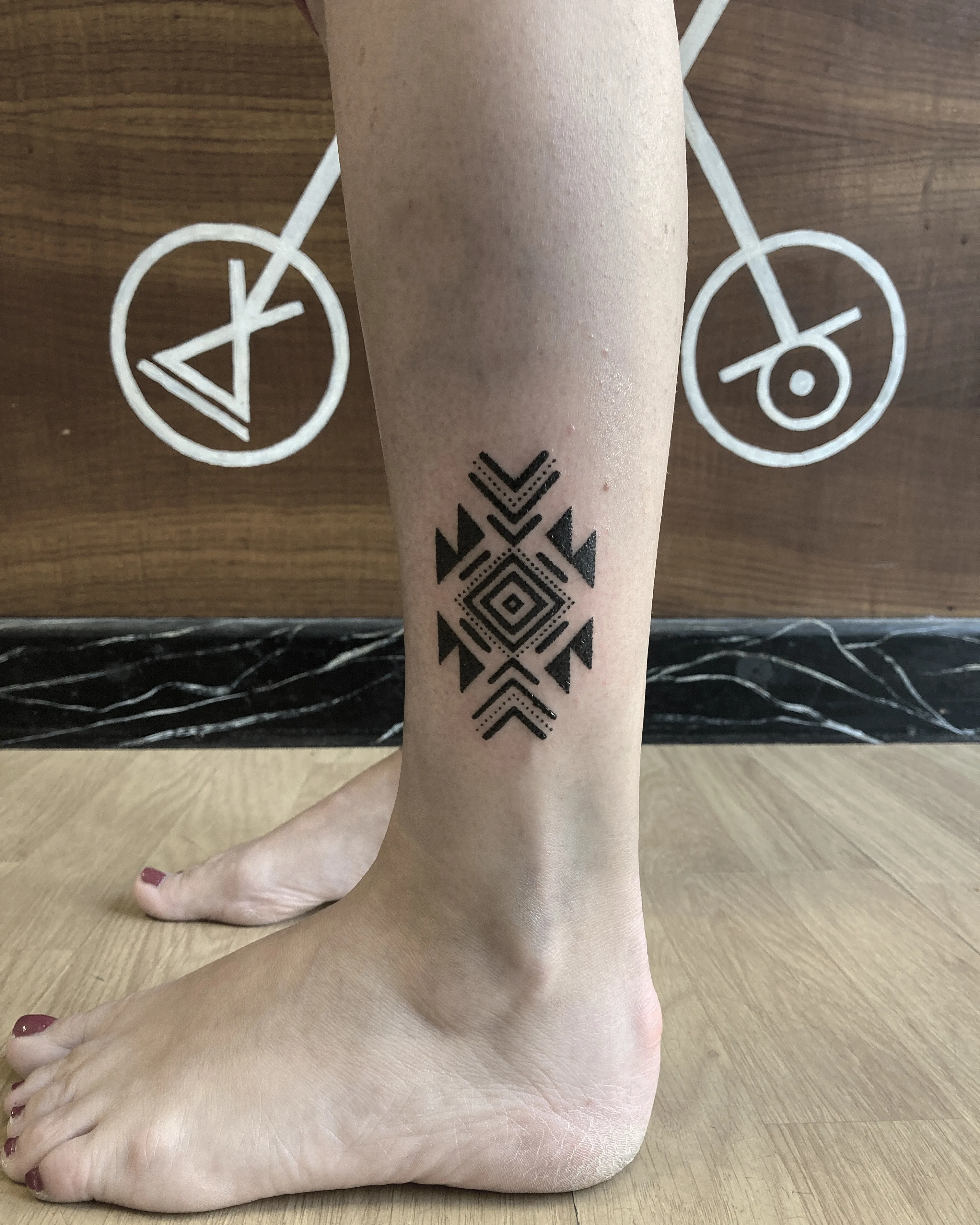 Tatouage Minimaliste Cheville Tribal – Le Nouveau Labo Bordeaux