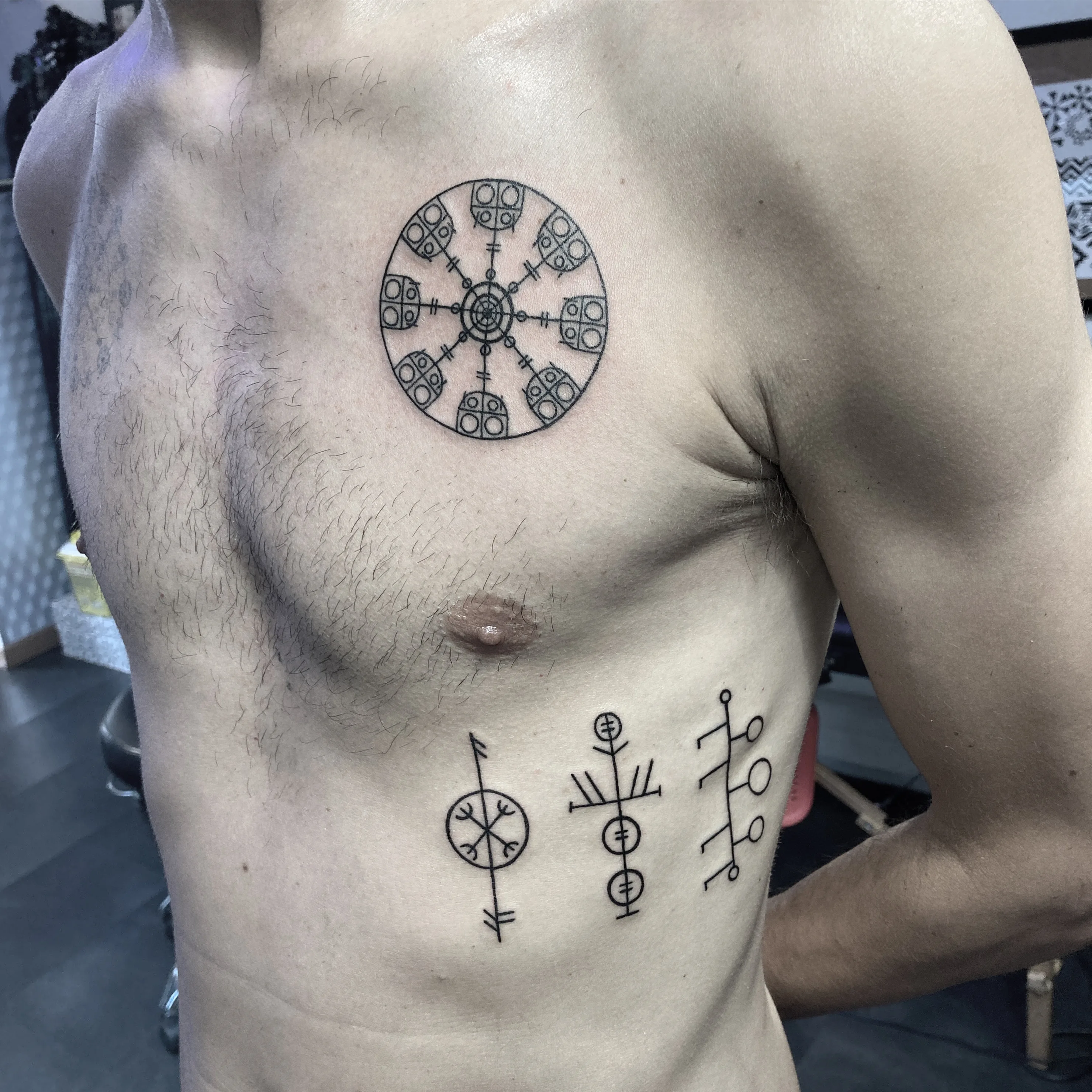Tatouage Minimaliste Poitrine Symboles – Le Nouveau Labo Bordeaux