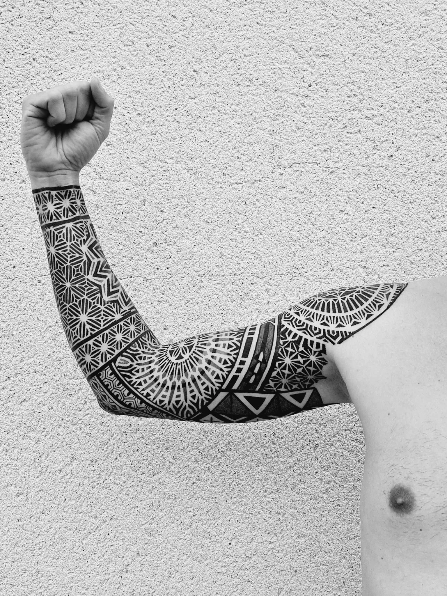 Tatouage Neotribal Avant Bras Cercles Lineaires – Le Nouveau Labo Bordeaux
