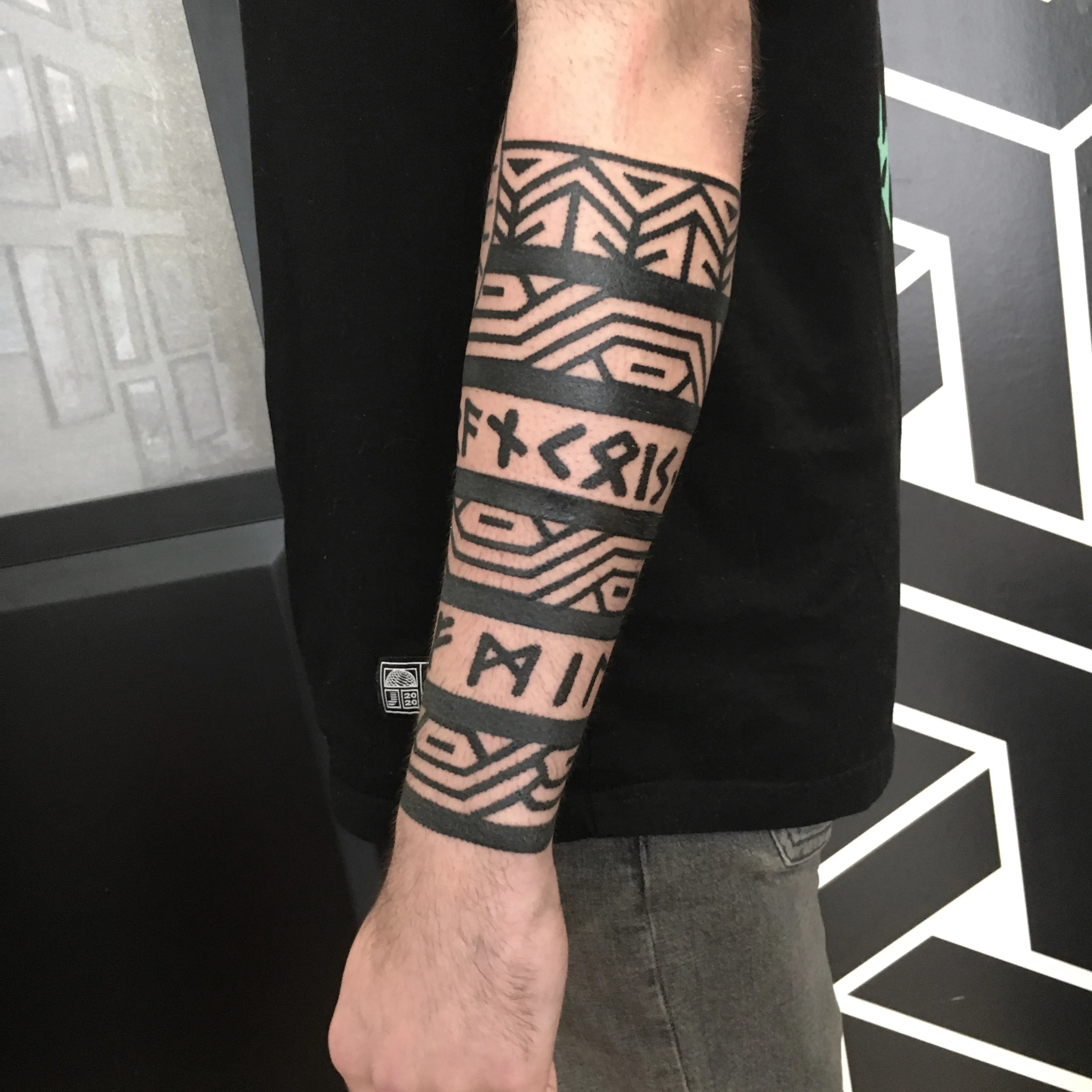 Tatouage Neotribal Avant Bras Maille – Le Nouveau Labo Bordeaux